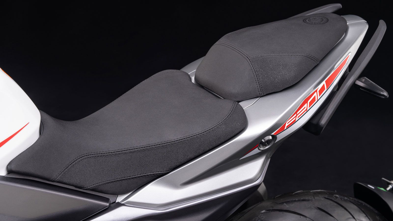 Το ύψος σέλας ορίζεται στα 795 χιλιοστά, καθιστώντας το F200 ιδανικό για αναβάτες που ξεκινούν τώρα ή θέλουν ένα ευκολοδήγητο, ελαφρύ μοντέλο.