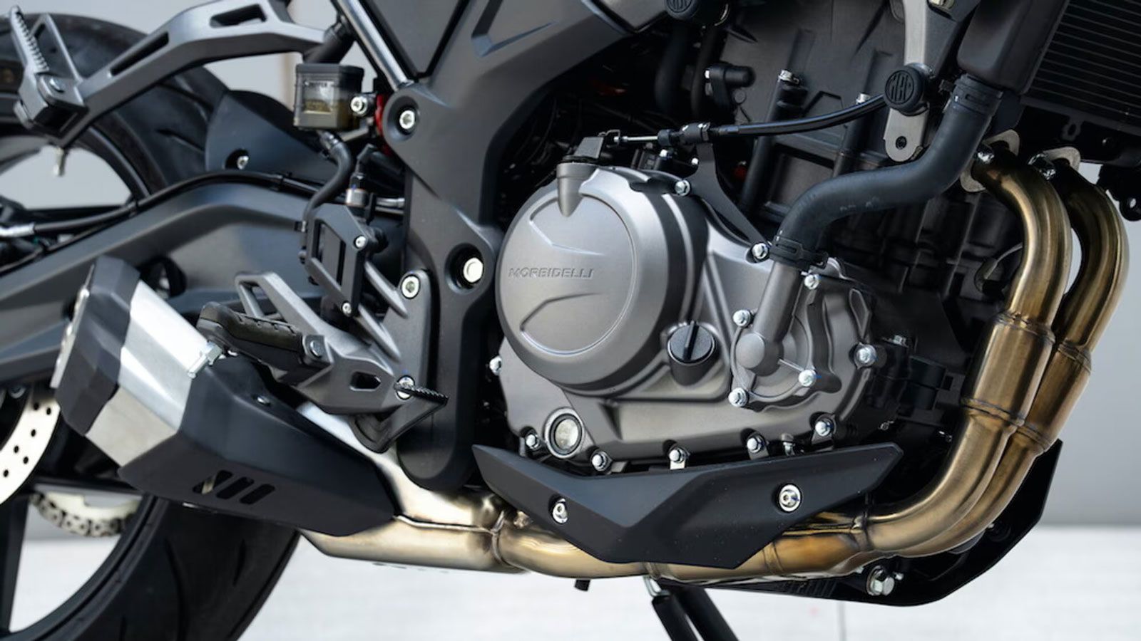 Στην καρδιά της βρίσκεται ο δικύλινδρος εν σειρά κινητήρας 349,2 κ.εκ., ο οποίος αποδίδει 41,5 ίππους στις 11.000 σ.α.λ. και 31,5 Nm ροπής στις 8.500 