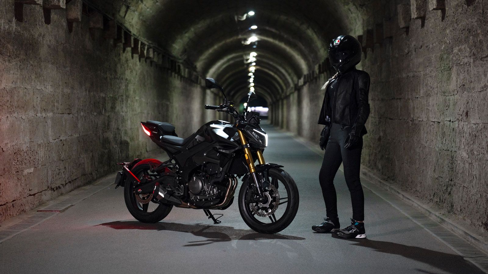 Με βάρος 175 κιλά και ύψος σέλας 790 χιλιοστά, η F352 προσφέρει άνεση και προσβασιμότητα χωρίς να χάνει σε αίσθηση στιβαρότητας και ελέγχου.