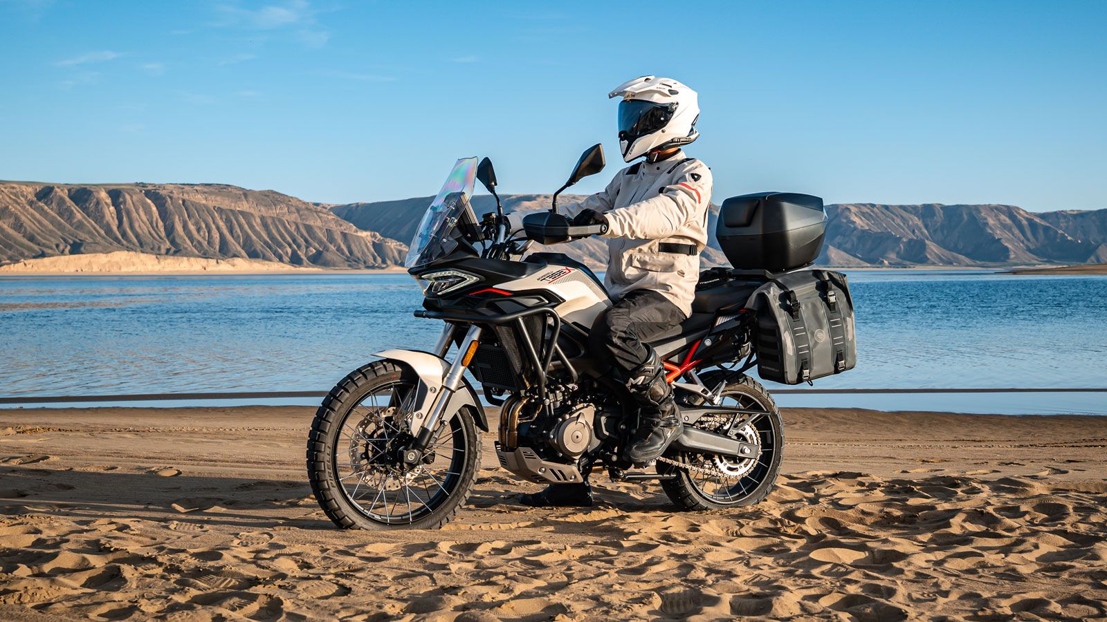 Η T352X είναι μια πολυχρηστική adventure μοτοσυκλέτα για καθημερινή χρήση και ταξίδια, αλλά και έτοιμη για ελαφρύ off-road. Με 19άρη εμπρός τροχό, ακτ