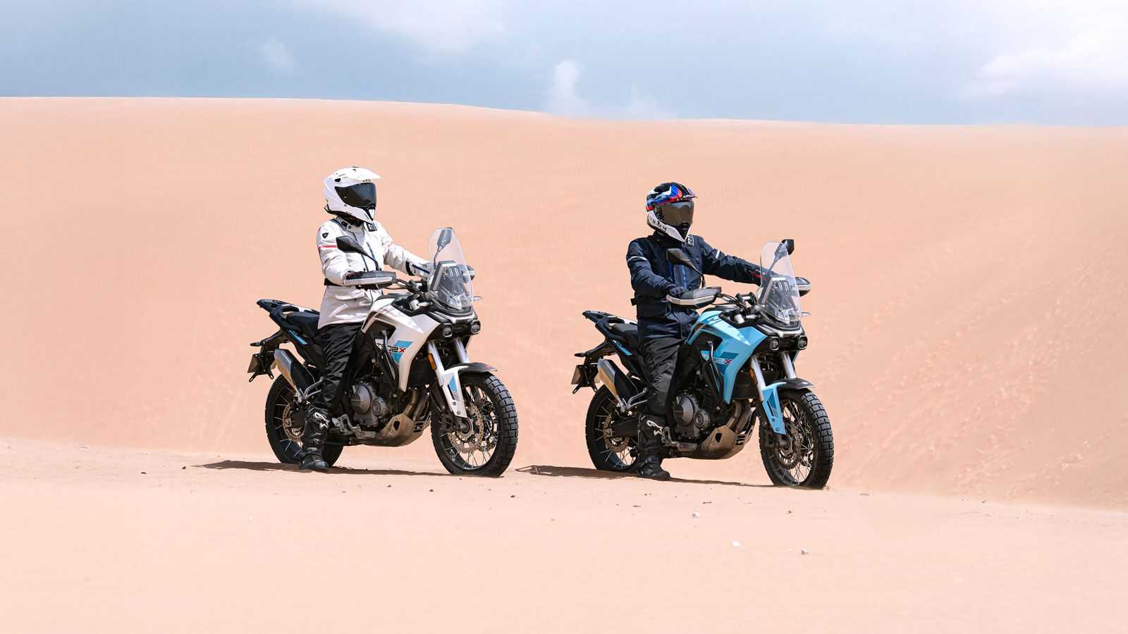 Το ρεζερβουάρ των 18 λίτρων προσφέρει πολύ καλή αυτονομία, ενώ οι αναρτήσεις περιλαμβάνουν ανεστραμμένο πιρούνι 41 mm (160 mm διαδρομή) και μονό αμορτ