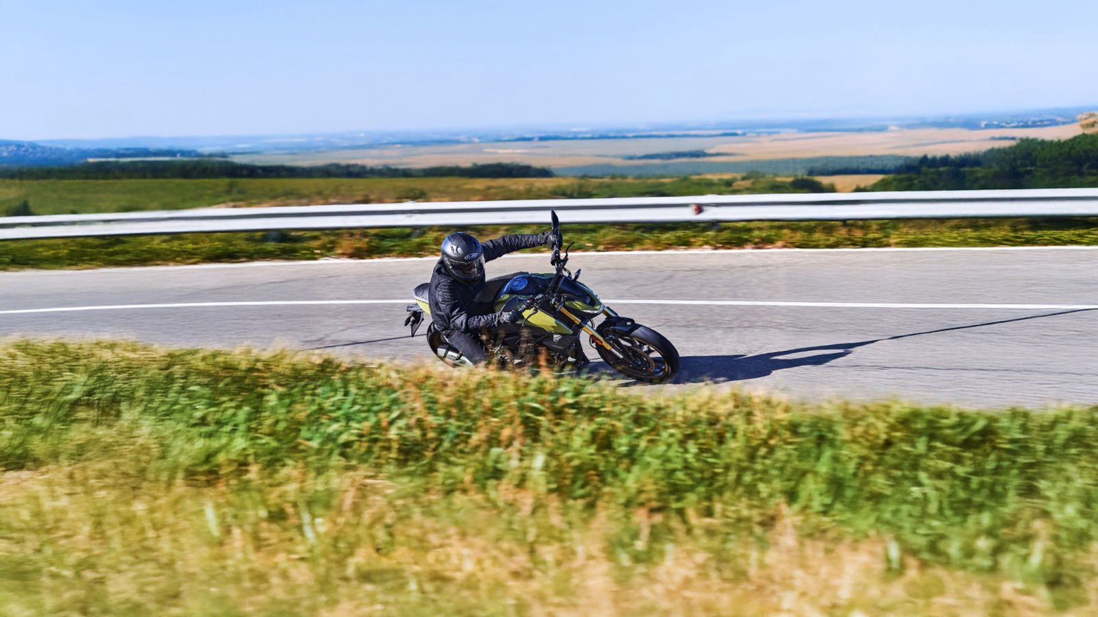 Βάρος μόλις 151 kg και ύψος σέλας 795 mm