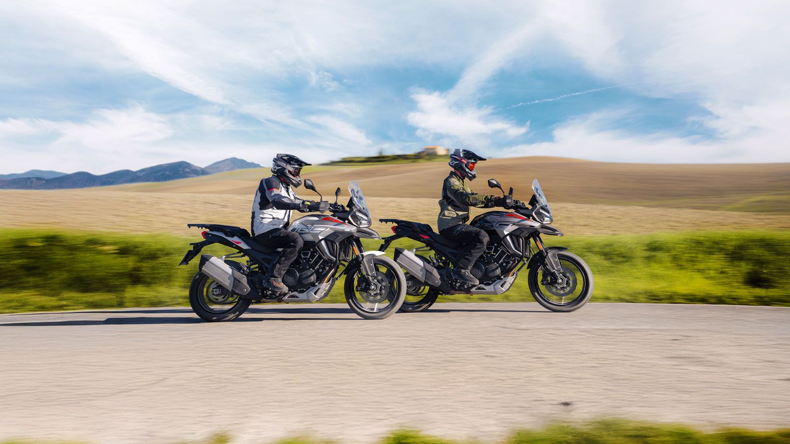 Η T1002VX είναι η κορυφαία adventure touring πρόταση της Morbidelli και έρχεται να διεκδικήσει θέση ανάμεσα στα μεγάλα ευρωπαϊκά μοντέλα. Στην «καρδιά