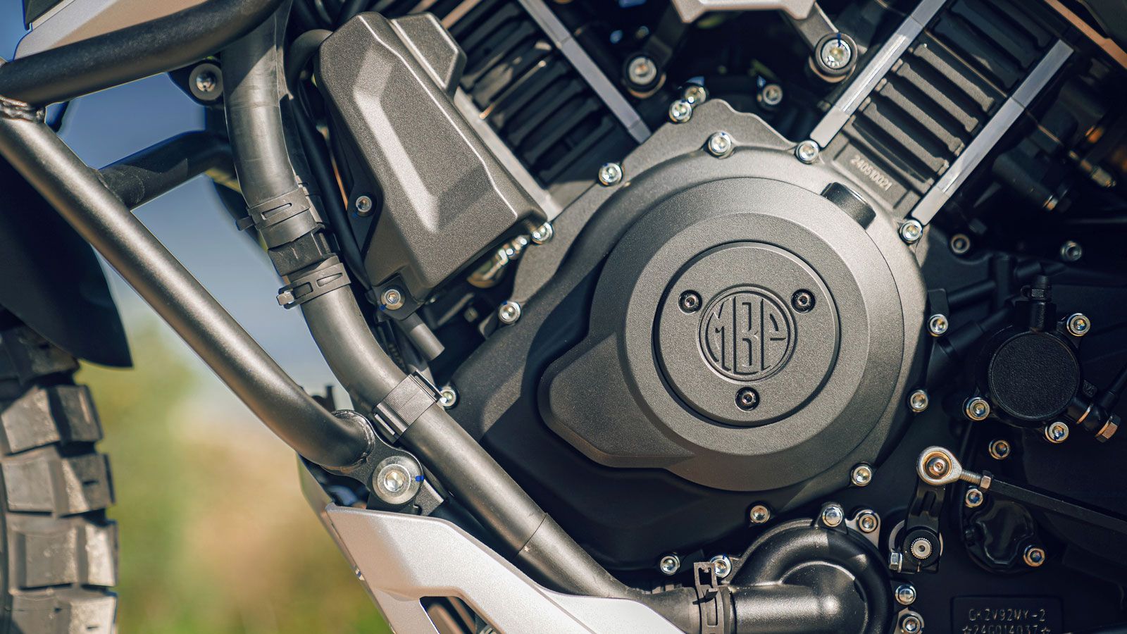  Στην καρδιά του βρίσκεται ένα δικύλινδρο σε διάταξη V 80° μοτέρ 997 κυβικών εκατοστών, το οποίο αποδίδει 89 ίππους στις 7.750 σ.α.λ. και ροπή 89 Nm σ