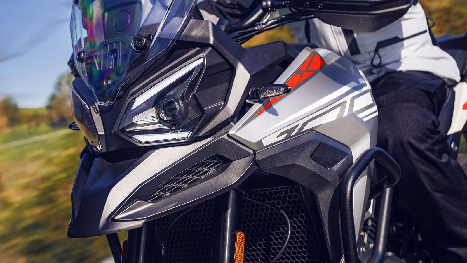 Η Morbidelli επιστρέφει δυναμικά στη σκηνή των μεγάλων adventure μοτοσυκλετών με το T1002VX, μια ολοκληρωμένη πρόταση που ενώνει ιταλική σχεδίαση, προ