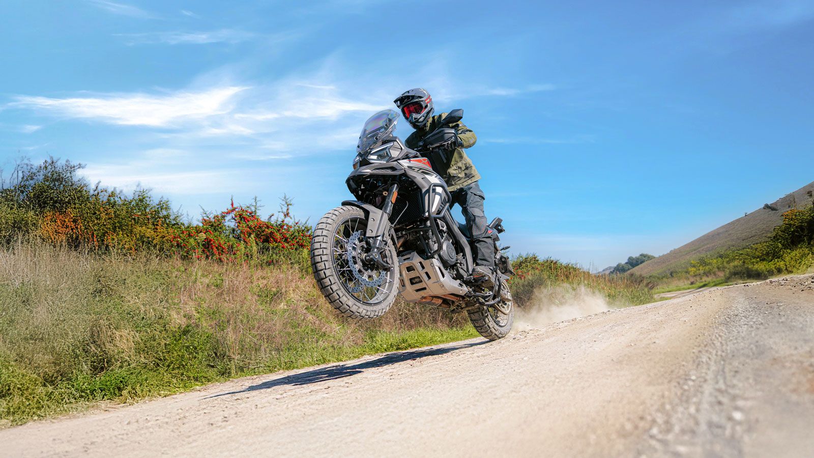 Το T1002VX ξεχωρίζει με το δυναμικό ιταλικό του design, τους ακτινωτούς (spoked) τροχούς και τη θέση οδήγησης στα 820 mm, ιδανική για πολύωρη χρήση σε