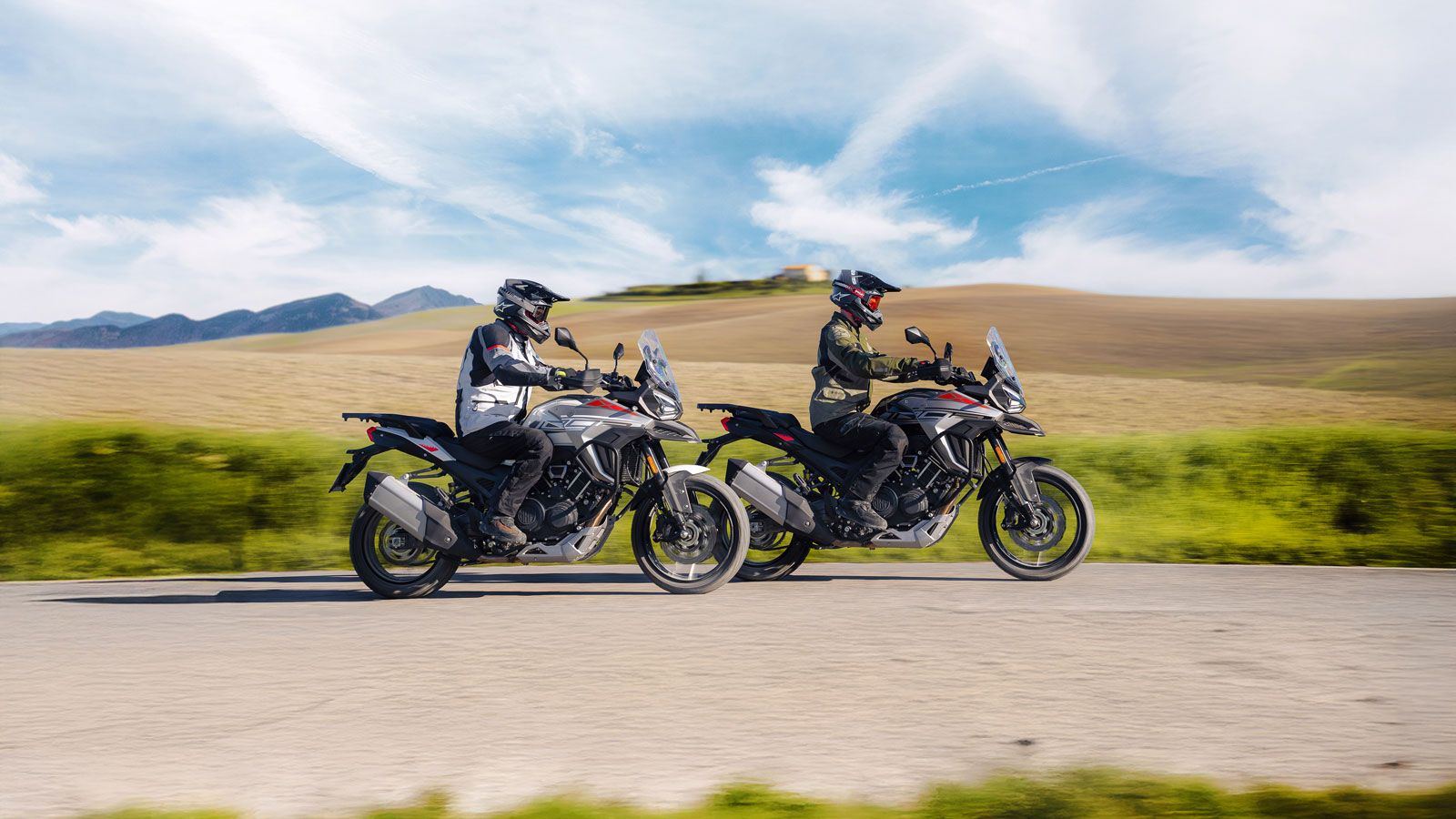  Το πλαίσιο συνεργάζεται με πλήρως ρυθμιζόμενες αναρτήσεις KYB, ενώ τα φρένα J.Juan με Cornering ABS και IMU προσφέρουν μέγιστη ακρίβεια και ασφάλεια.