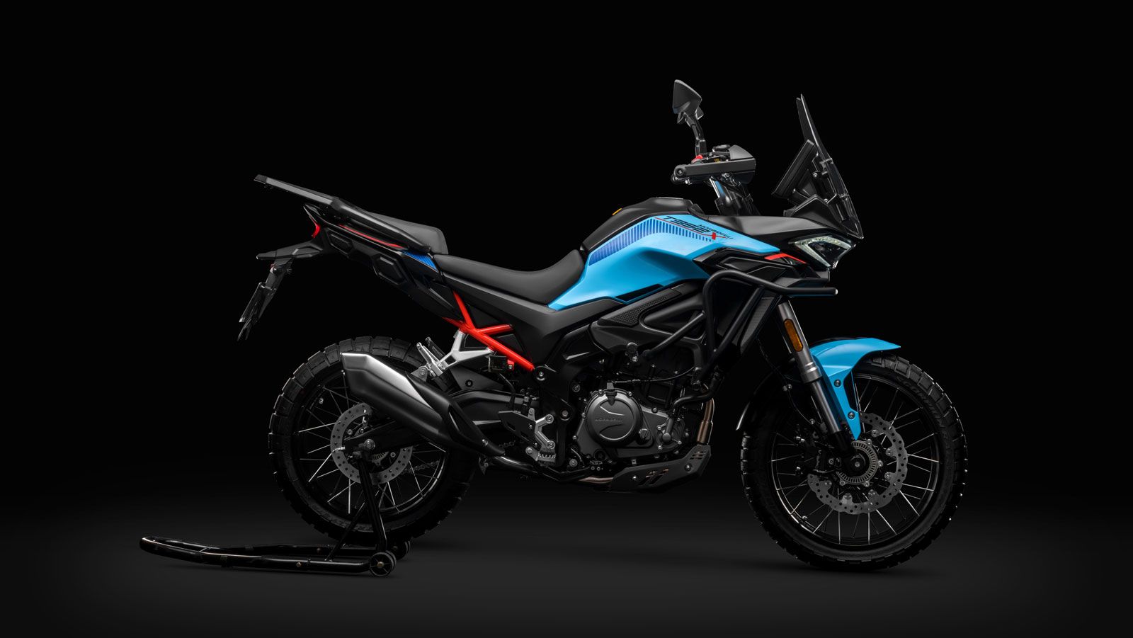 Ο υδρόψυκτος κινητήρας που δίνει «ζωή» στο Τ352Χ είναι δικύλινδρος εν σειρά 349 κυβικών εκατοστών και αποδίδει 40,9  ίππους στις 8.500 σ.α.λ. και ροπή