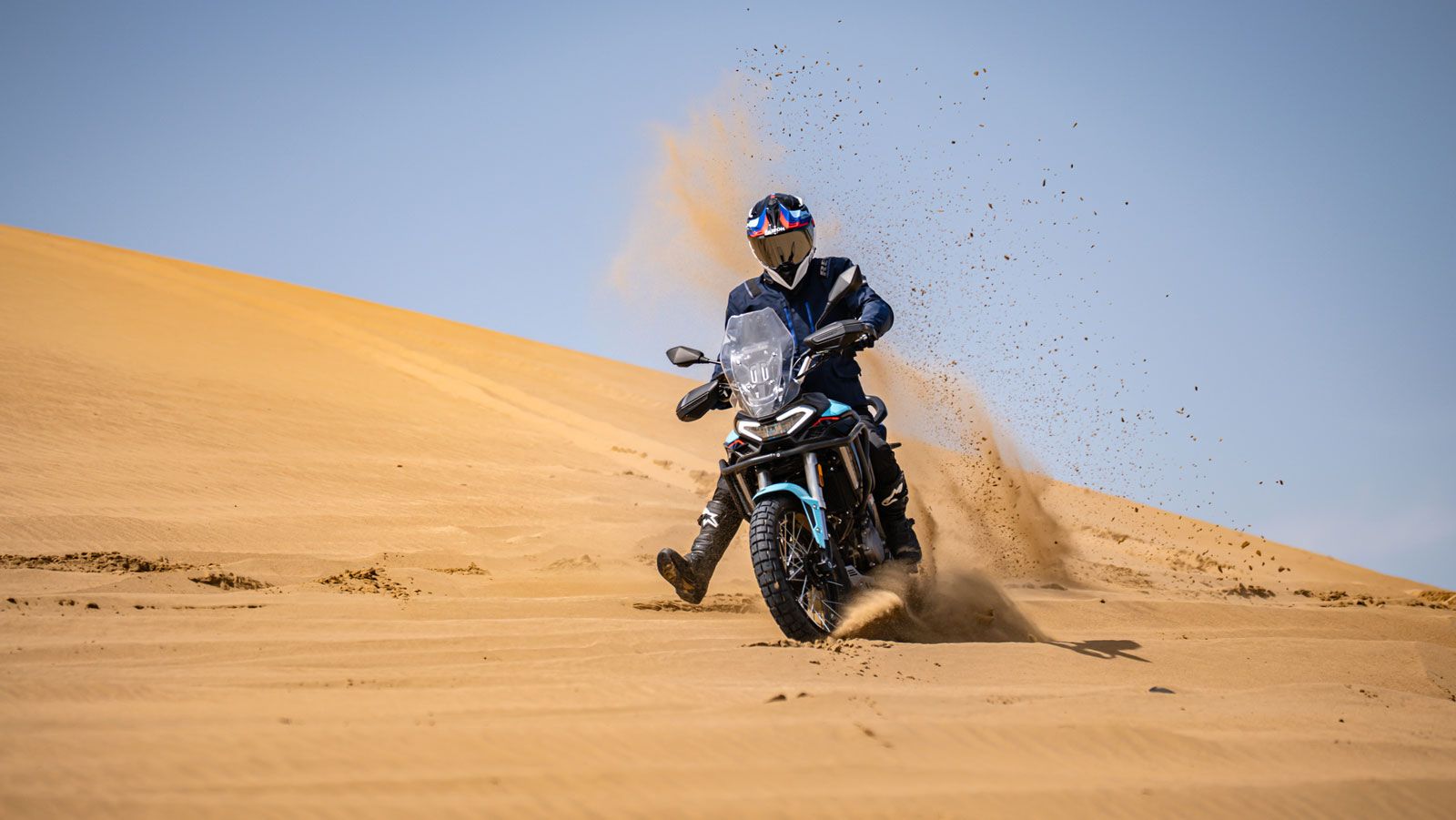 Εξοπλίζεται ακόμη με συμπλέκτη περιορισμένης ολίσθησης (slipper clutch), ενώ προικίζεται από την εταιρεία και με τρία Riding modes (Standard, Sport, O