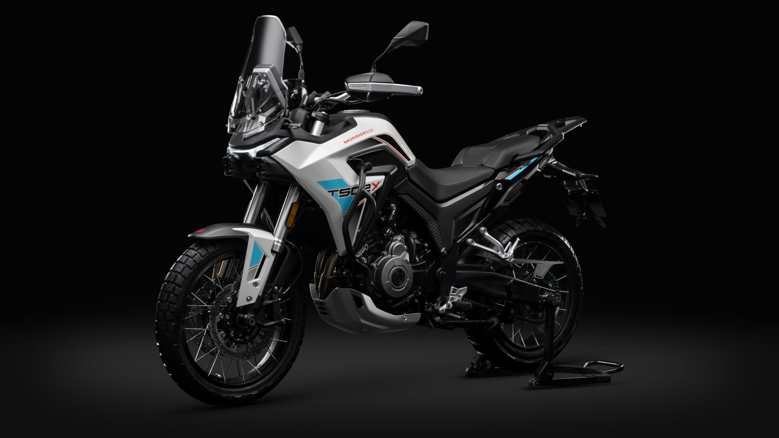 Η Morbidelli έχει εξοπλίσει το T502X με ακτινωτούς τροχούς 19” εμπρός και 17” πίσω τύπου spoked tubeless, προσφέροντας αντοχή και πρόσφυση