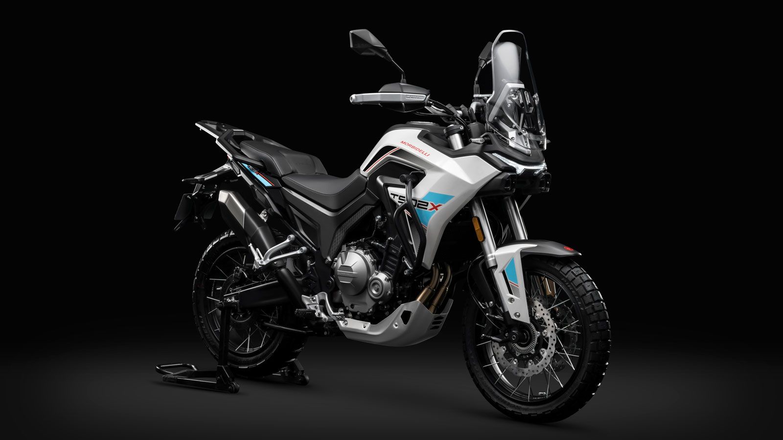 Το ανεστραμμένο πιρούνι 43 mm και η πίσω ανάρτηση εξασφαλίζουν σταθερότητα και έλεγχο, ενώ το σύστημα φρένων με διπλούς εμπρός δίσκους J.Juan 300 mm κ