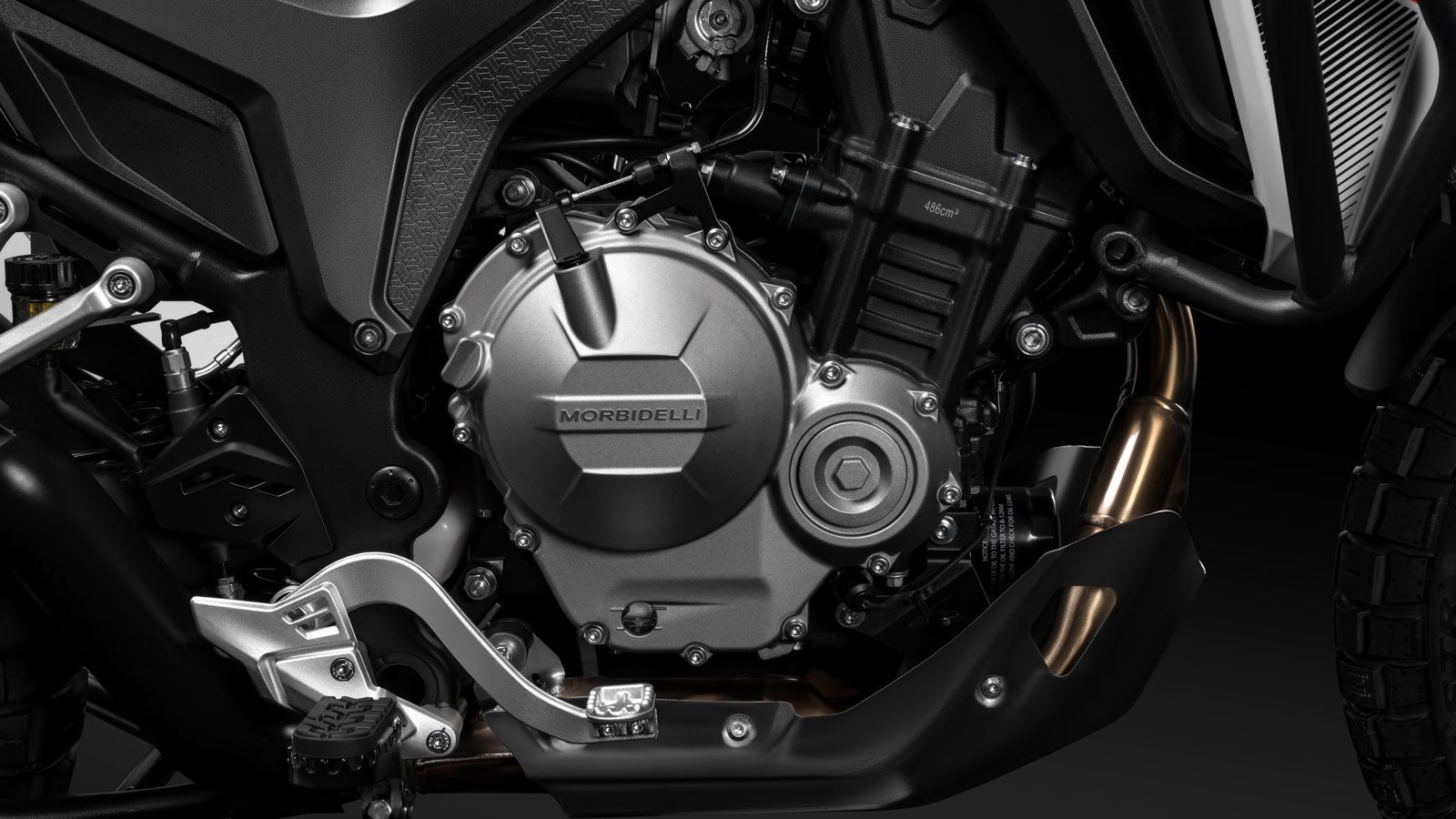 Καρδιά του T502X είναι ο δικύλινδρος κινητήρας 486 cc, που αποδίδει 47 ίππους στις 8.500 σ.α.λ. και 45 Nm ροπής στις 6.750 σ.α.λ.