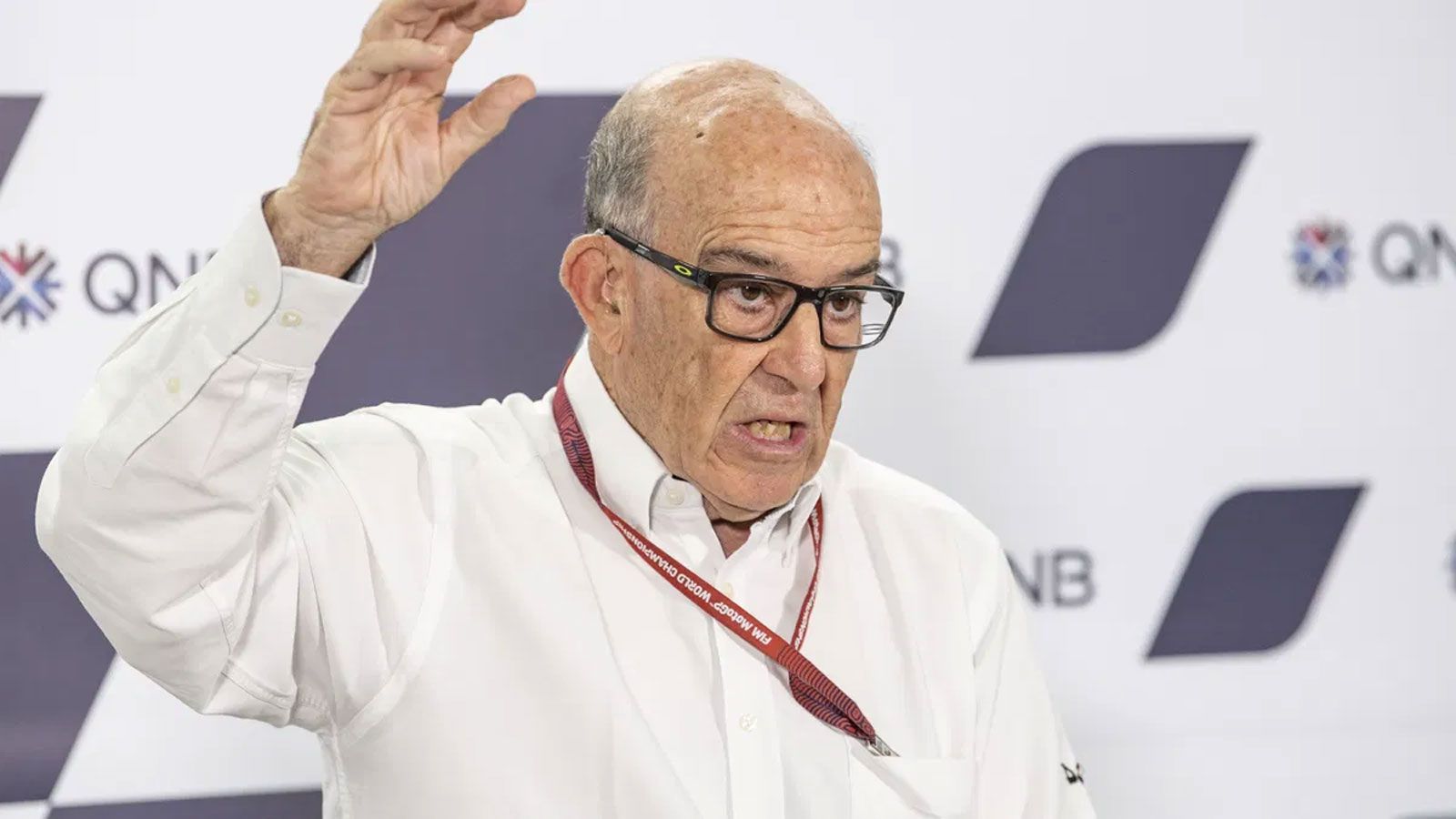 Στο εντυπωσιακό σκηνικό του Grand Prix της Formula 1 στο Λας Βέγκας, εκεί όπου τα μονοθέσια εκτοξεύονται με 210 mph πάνω στο διάσημο Strip, ο Carmelo 