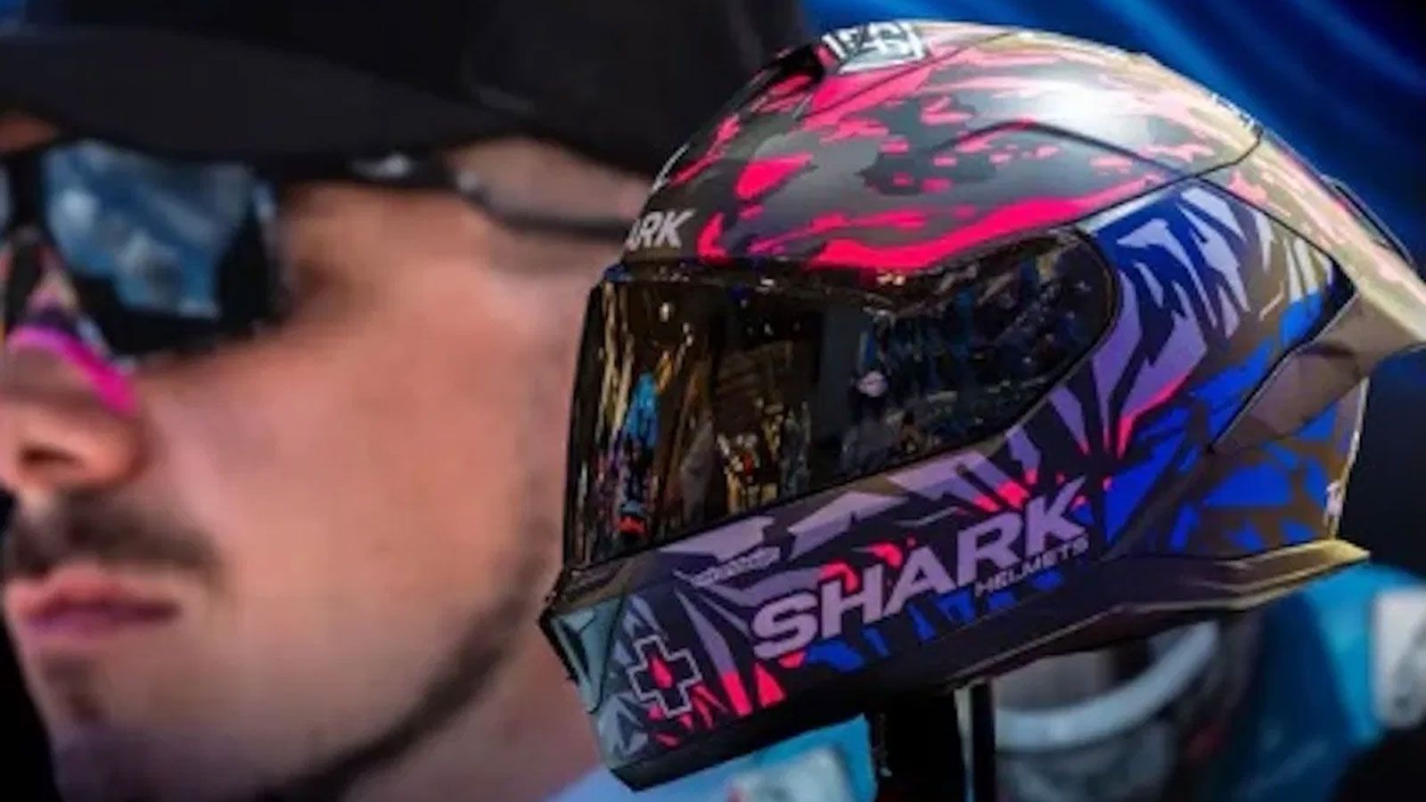 Η νέα σειρά SHARK x MotoGP θα παρουσιαστεί επίσημα για τη σεζόν 2026 και θα περιλαμβάνει πέντε μοντέλα, σχεδιασμένα όχι μόνο για οπαδούς αλλά και για 