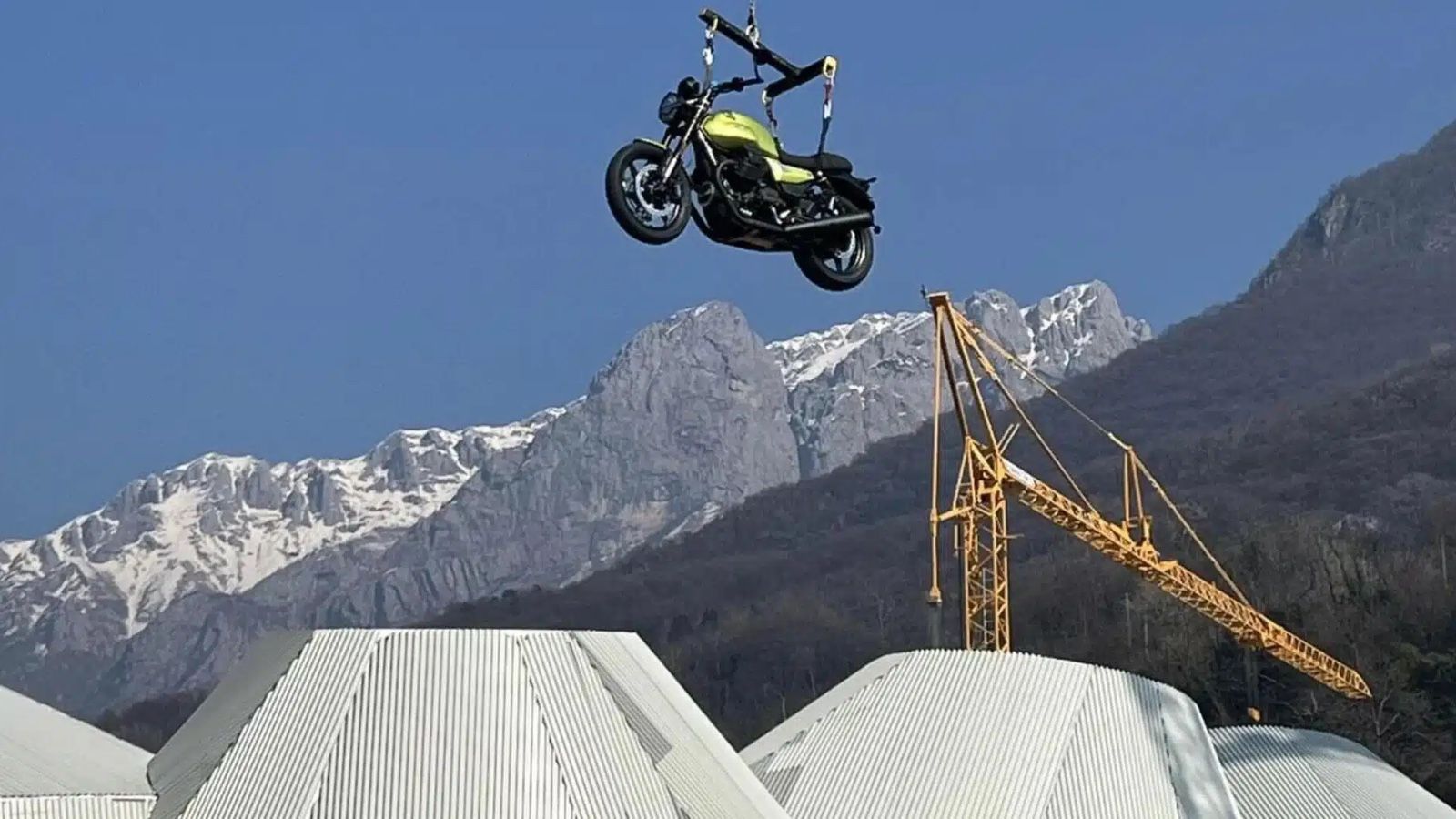 H Moto Guzzi V7 Sport «πετάει» πάνω από το Mandello del Lario