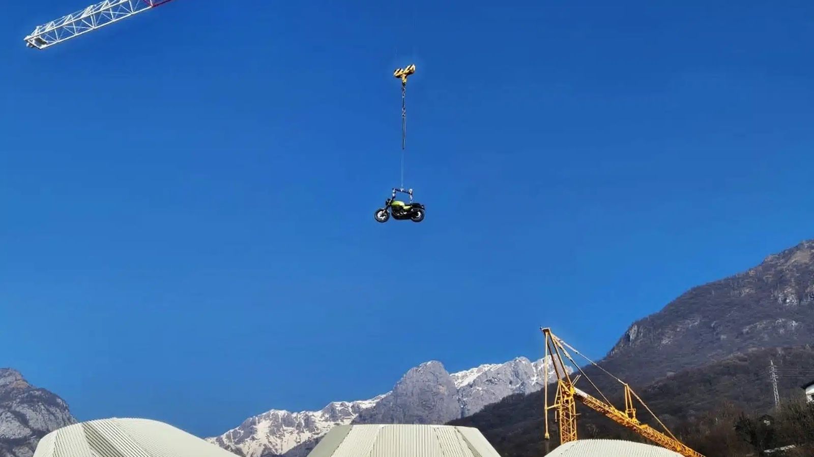 H Moto Guzzi V7 Sport «πετάει» πάνω από το Mandello del Lario