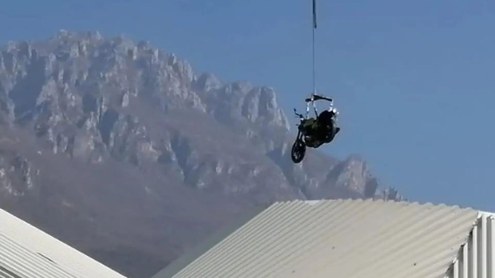 H Moto Guzzi V7 Sport «πετάει» πάνω από το Mandello del Lario