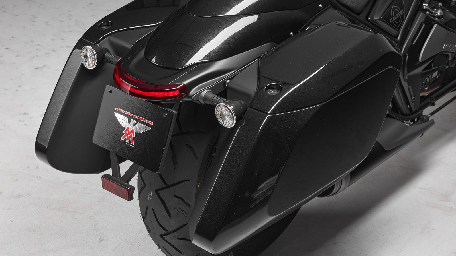  Το χαρακτηριστικό batwing φέρινγκ τονίζει την τουριστική ταυτότητα του μοντέλου, ενώ οι δύο ενσωματωμένες σκληρές πλαϊνές βαλίτσες των 19 λίτρων αυξά