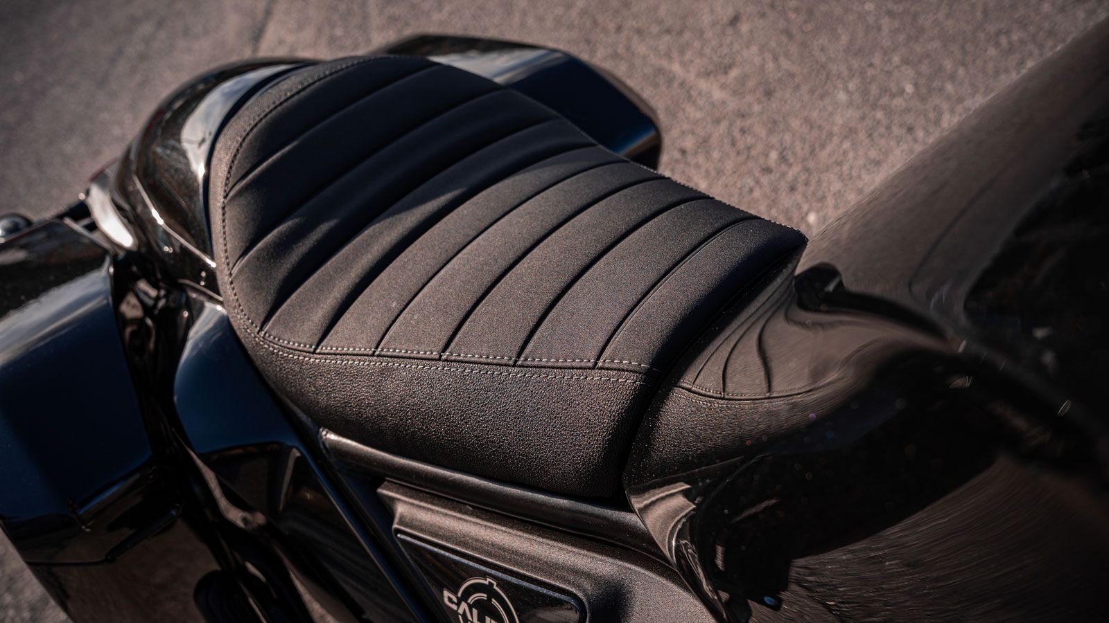 Η Moto Morini Calibro Bagger έχει σχεδιαστεί με γνώμονα το ταξίδι. Το μεταλλικό ρεζερβουάρ των 15 λίτρων, το φαρδύ τιμόνι και τα μαρσπιέ σε προωθημένη