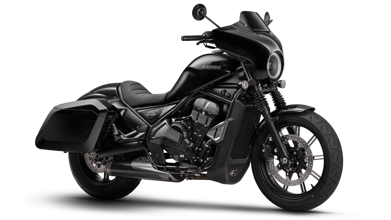 Κυκλοφορεί σε χρώμα Quartz Black, ενώ προσφέρεται και σε έκδοση 35 kW συμβατή με δίπλωμα A2, ώστε να είναι προσιτό και σε νέους αναβάτες.