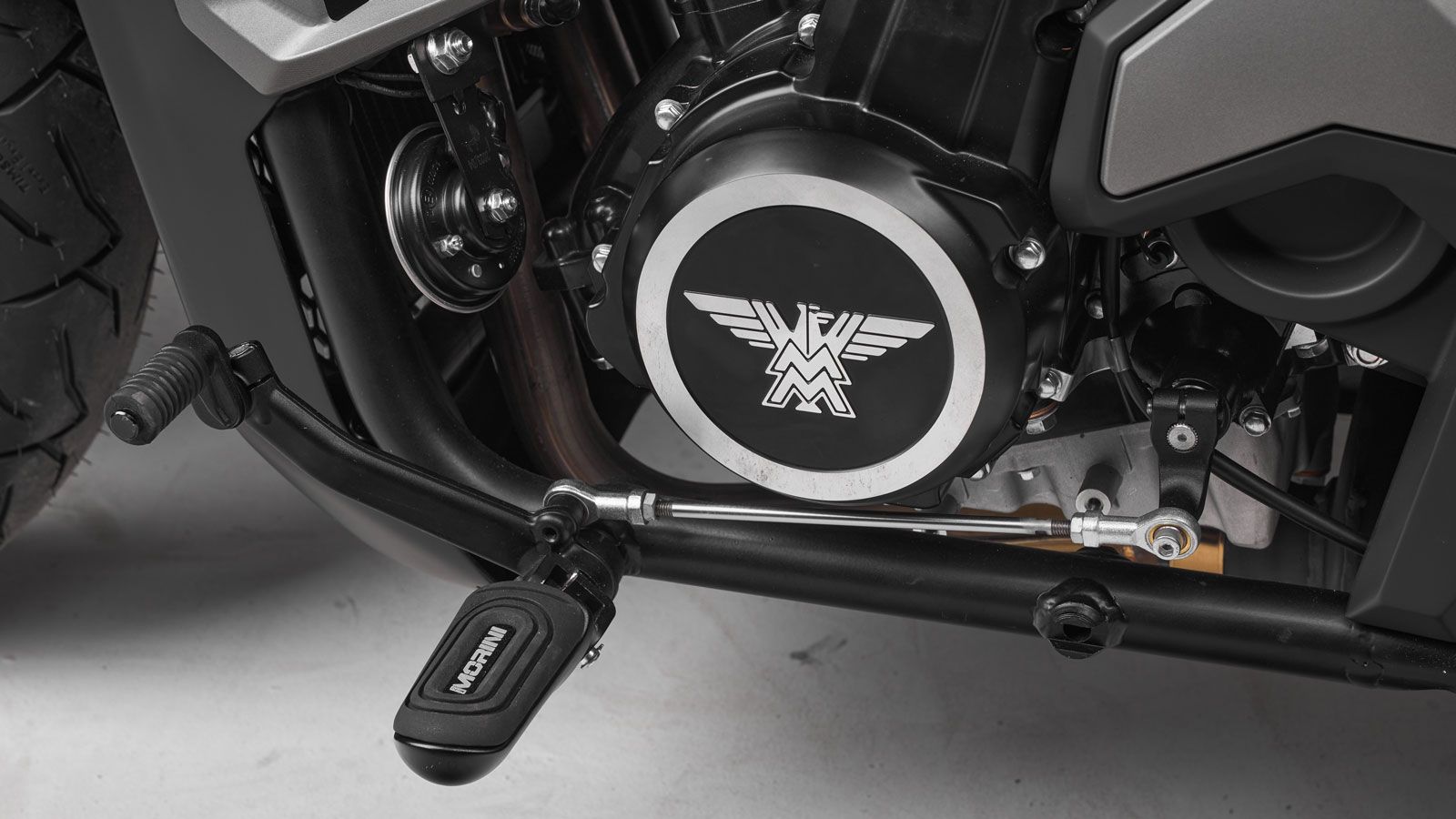 Η τελική μετάδοση γίνεται με ιμάντα, επιλογή που μειώνει τις ανάγκες συντήρησης σε σχέση με την αλυσίδα. Με βάρος 220 κιλά πλήρες υγρών και χαμηλό ύψο