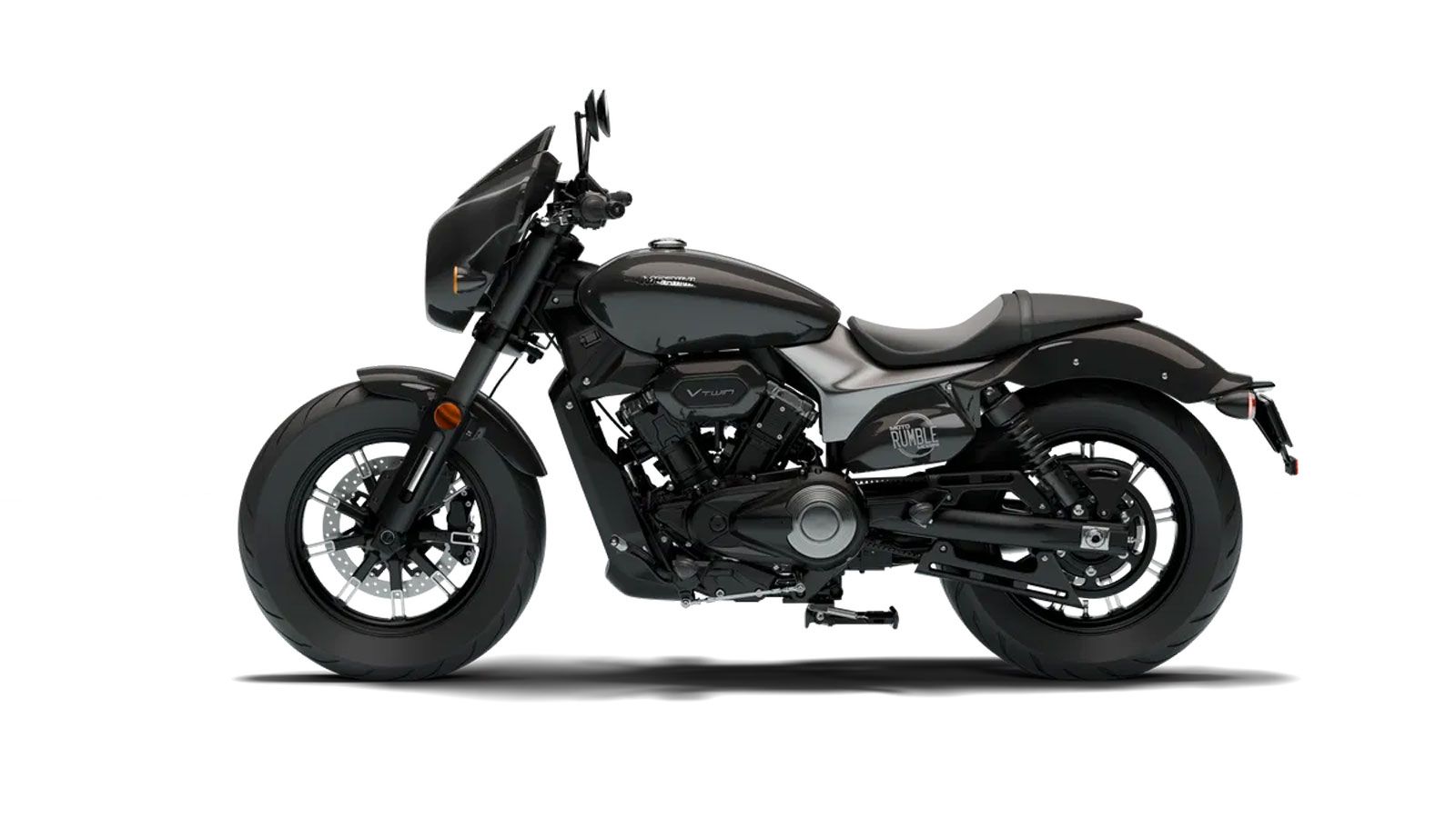 Η ιταλική – πλέον κινεζικής ιδιοκτησίας – εταιρεία εμπνέεται από τις αρχές του 20ού αιώνα, δημιουργώντας ένα μοντέλο με μυώδεις γραμμές, v