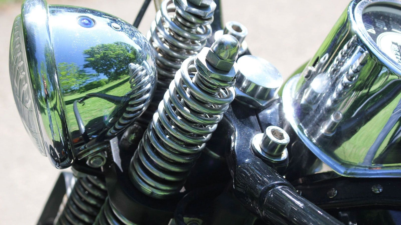 Τα χρωμιωμένα μέρη της μοτοσυκλέτας είναι από τα πρώτα στοιχεία που προδίδουν τη φθορά του χρόνου. Θαμπά σημεία, «νερά», μικρές αλλοιώσεις και μια γεν