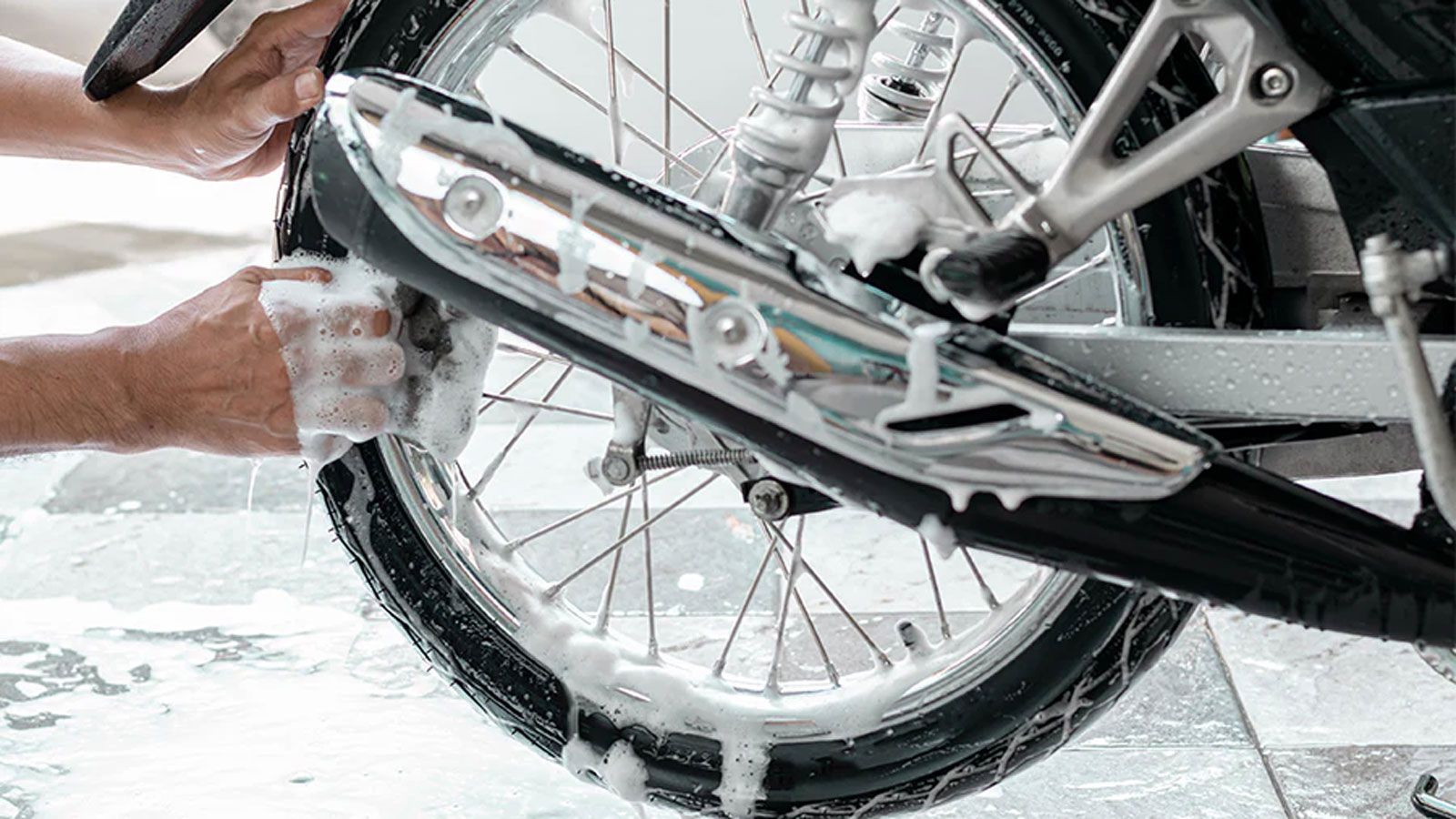 Το πρώτο και πιο κρίσιμο βήμα για γυαλιστερό χρώμιο είναι ο σωστός καθαρισμός.