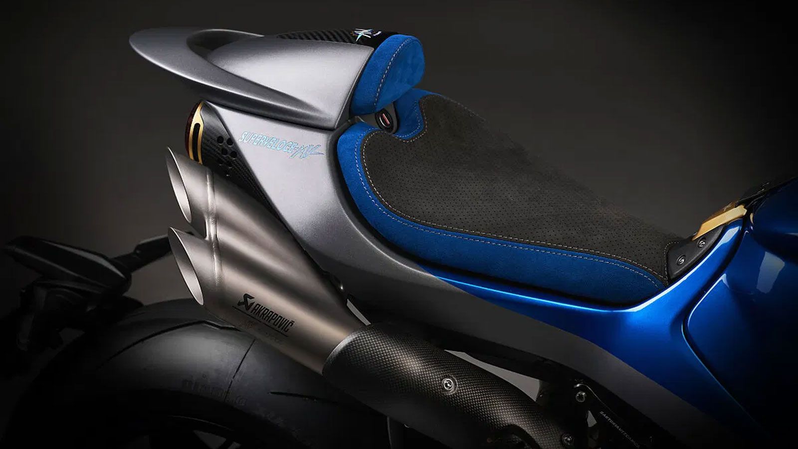 Η πρωτοβουλία εδρεύει στο Centro Stile της εταιρείας στη Schiranna, εκεί όπου η σχεδιαστική ομάδα της MV συνεργάζεται απευθείας με κάθε πελάτη, δημιου