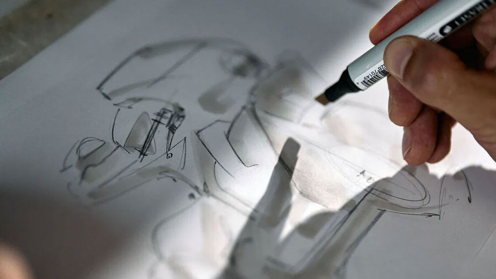 Εκεί καθορίζεται κάθε λεπτομέρεια — από τα χρώματα και τα υλικά της σέλας, μέχρι τα φινιρίσματα του πλαισίου και τα κατεργασμένα billet εξαρτήμα