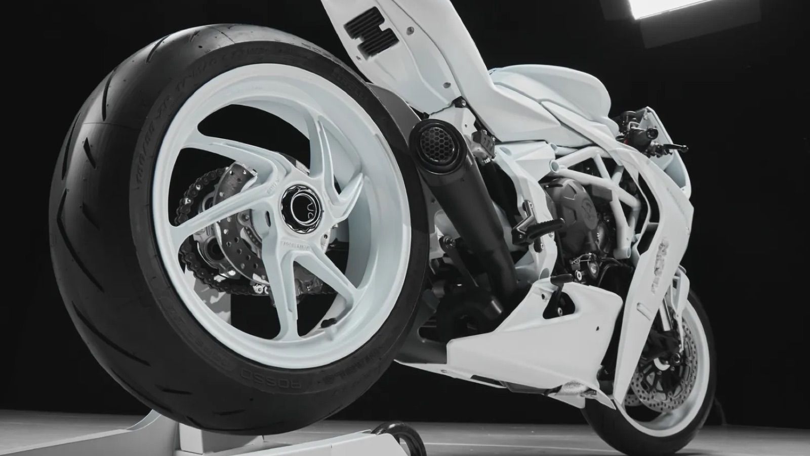 Αρχιτέκτονας έπιασε στα χέρια του την MV Agusta Superveloce και την έκανε αγνώριστη