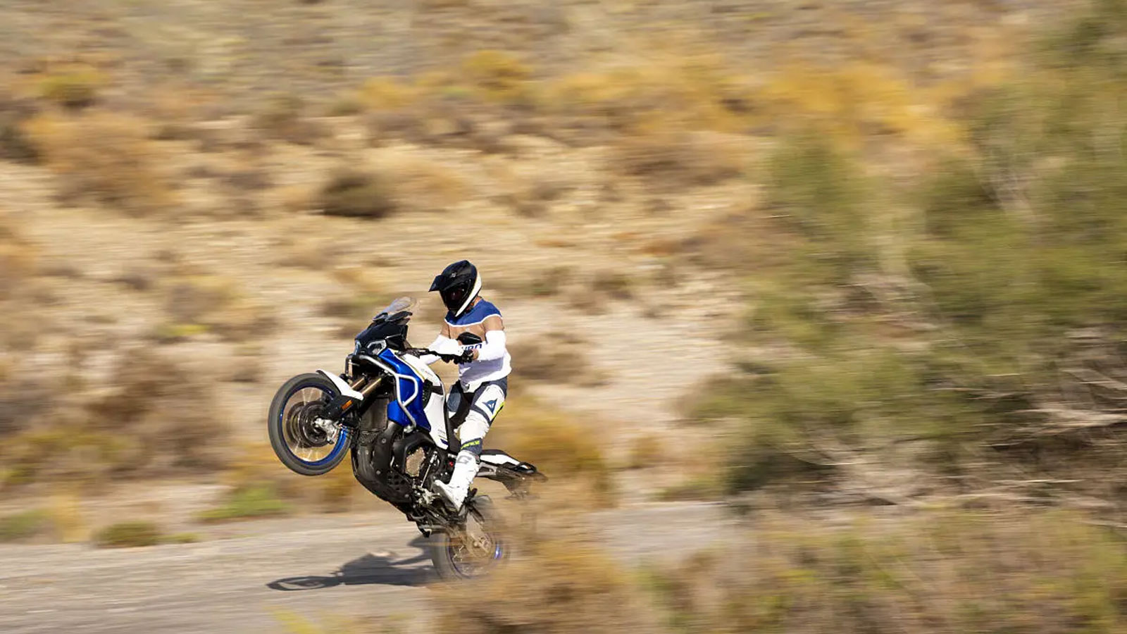 Η καρδιά της Enduro Veloce είναι ο εν σειρά τρικύλινδρος κινητήρας 931 κ.εκ., σχεδιασμένος και κατασκευασμένος εξ ολοκλήρου από τη MV Agusta. Αποδίδει