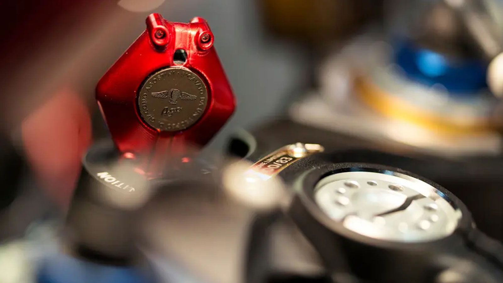 Όπως ανακοίνωσε επίσημα, το φθινόπωρο του 2025 στο EICMA του Μιλάνου θα παρουσιαστεί μια εντελώς νέα πλατφόρμα κινητήρων, με μόλις 1% κοινά εξαρτήματα