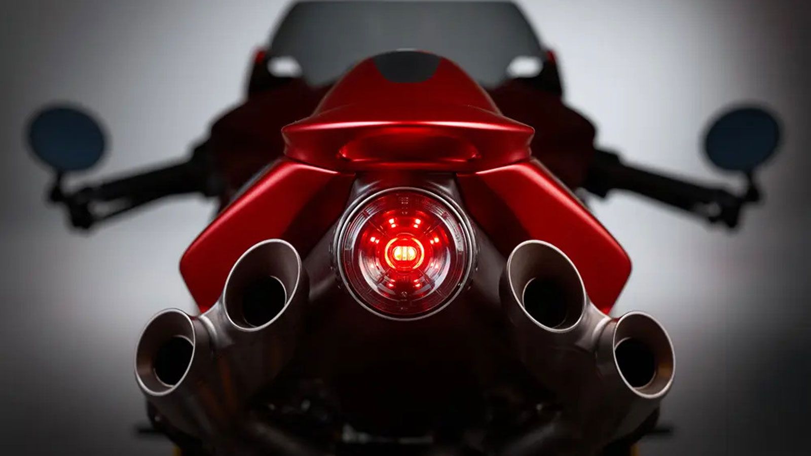  Η τιμή ορίζεται στα 83.000 ευρώ, και συνοδεύεται από πλήρες πακέτο εξοπλισμού: πιστοποιητικό γνησιότητας, κάλυμμα, έξτρα σέλα και μαρσπιέ συνεπιβάτη,