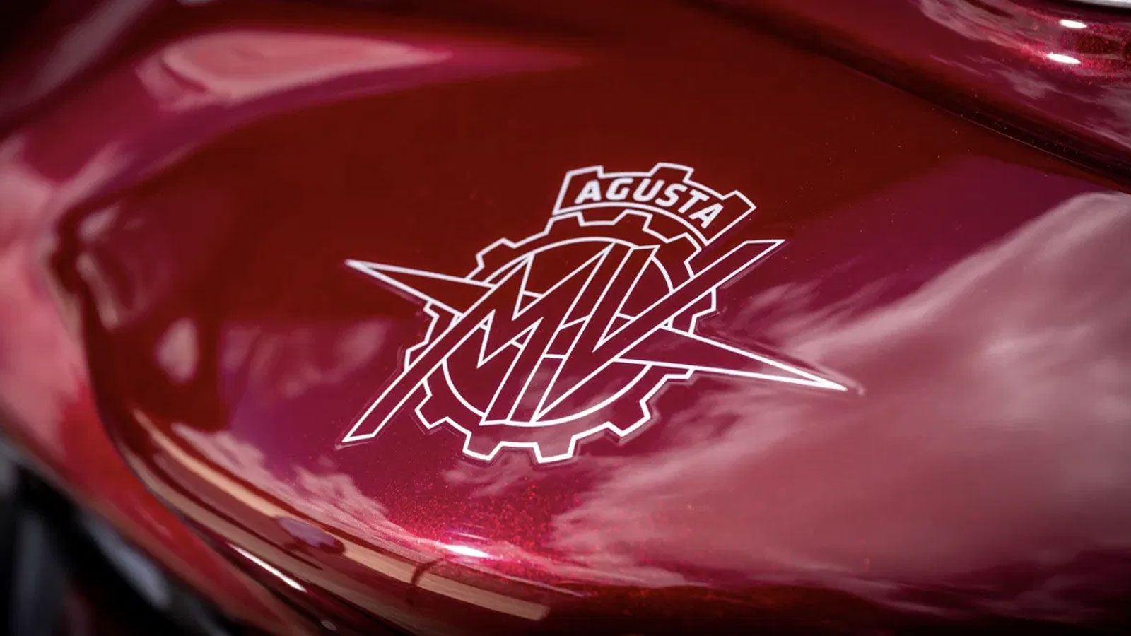 Η Superveloce 98 Limited Edition συνδυάζει ρετρό εμφάνιση με κορυφαία σύγχρονη τεχνολογία. Ο κινητήρας της είναι τρικύλινδρος σε σειρά, κυβισμού 798 κ