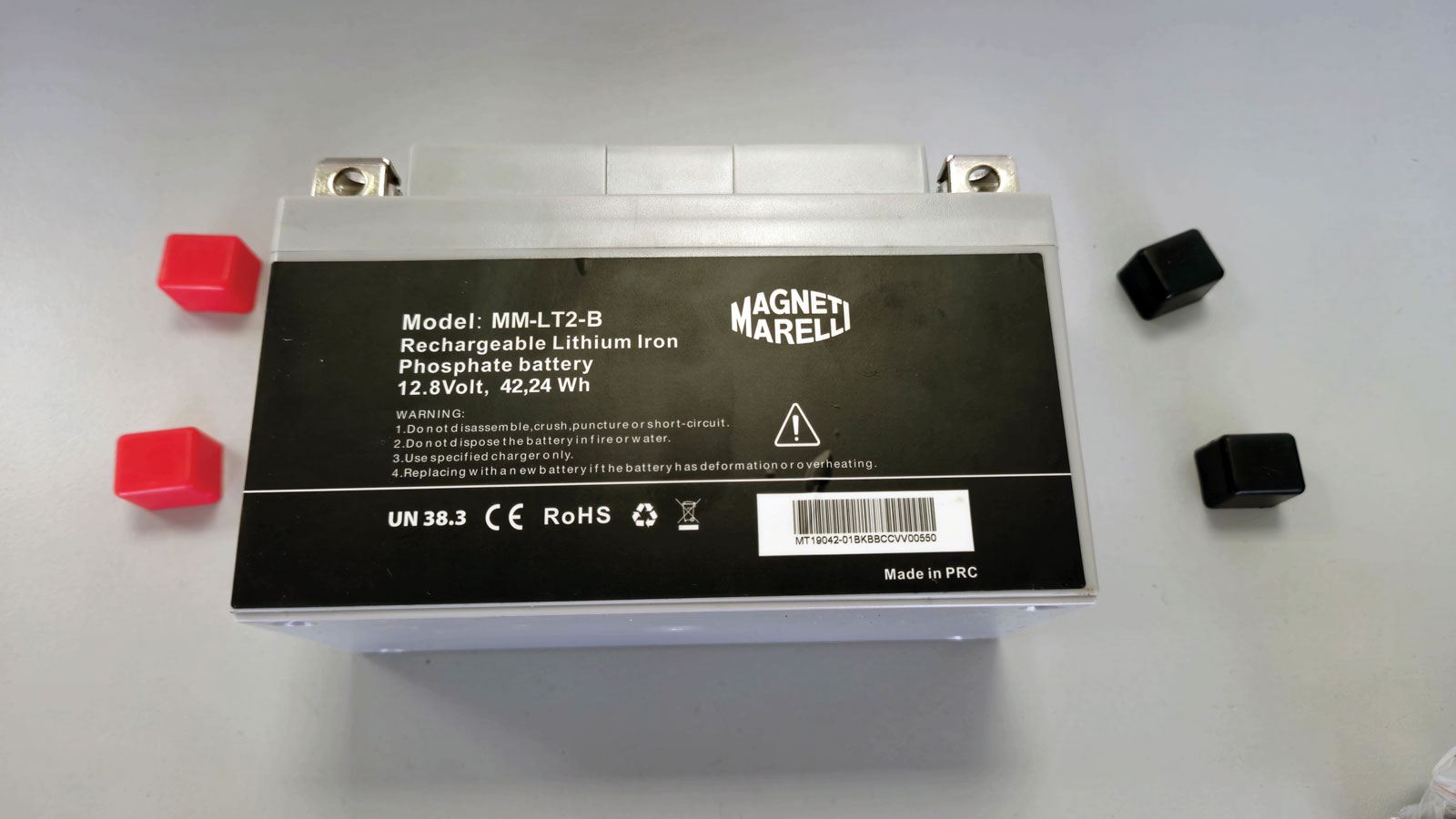 Η μπαταρία της Magneti Marelli έχει 4 πόλους, 2 θετικούς και 2 αρνητικούς, ώστε να μπορείς πολύ εύκολα και χωρίς πατέντες να συνδέσεις συναγερμό, προβ