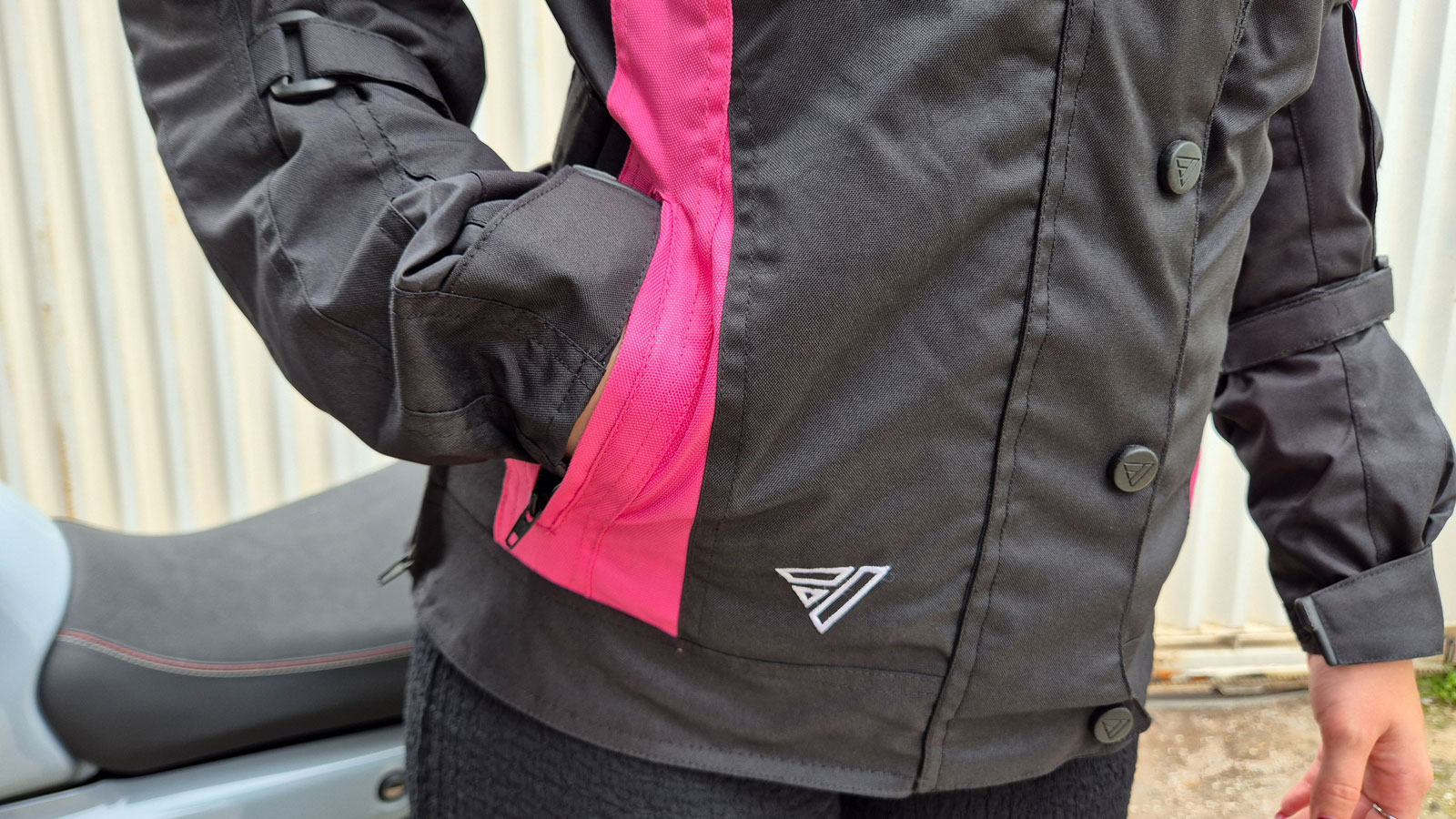 Test Modeka Janika Lady: Τεχνικό μπουφάν 4 εποχών σε άκρως προσιτή τιμή