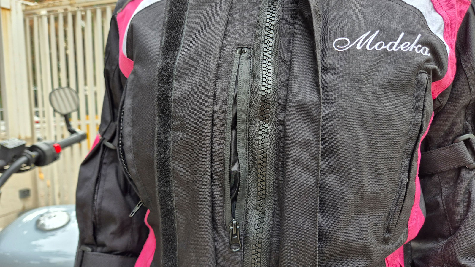 Test Modeka Janika Lady: Τεχνικό μπουφάν 4 εποχών σε άκρως προσιτή τιμή
