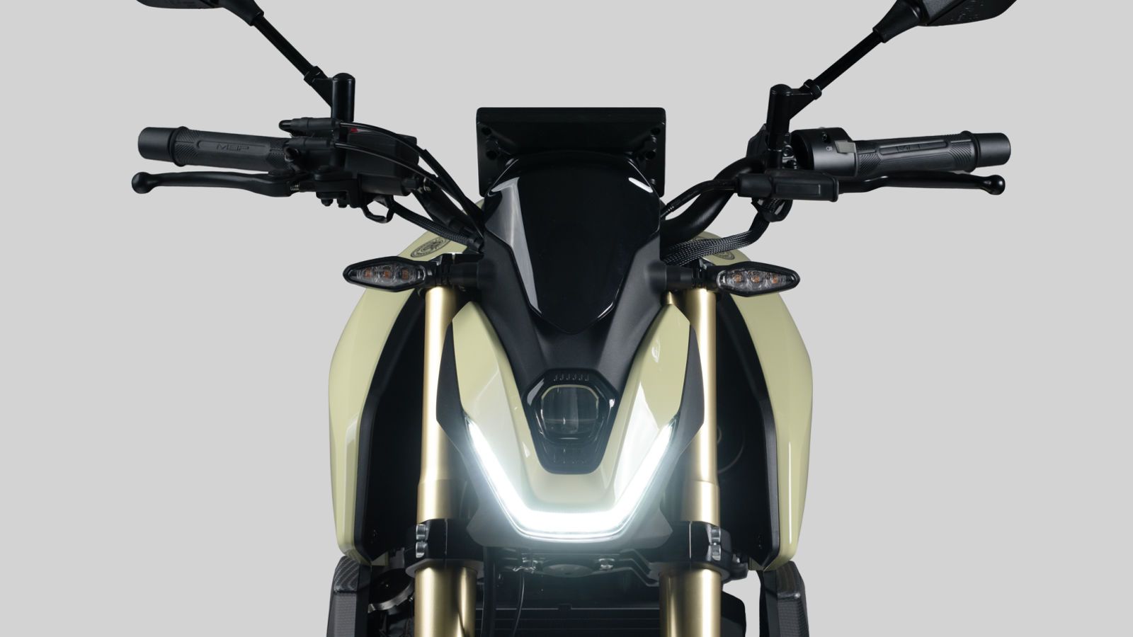 Τα LED φωτιστικά σώματα, τόσο εμπρός όσο και πίσω, αναβαθμίζουν την εικόνα του αλλά προσφέρουν και αυξημένη ορατότητα