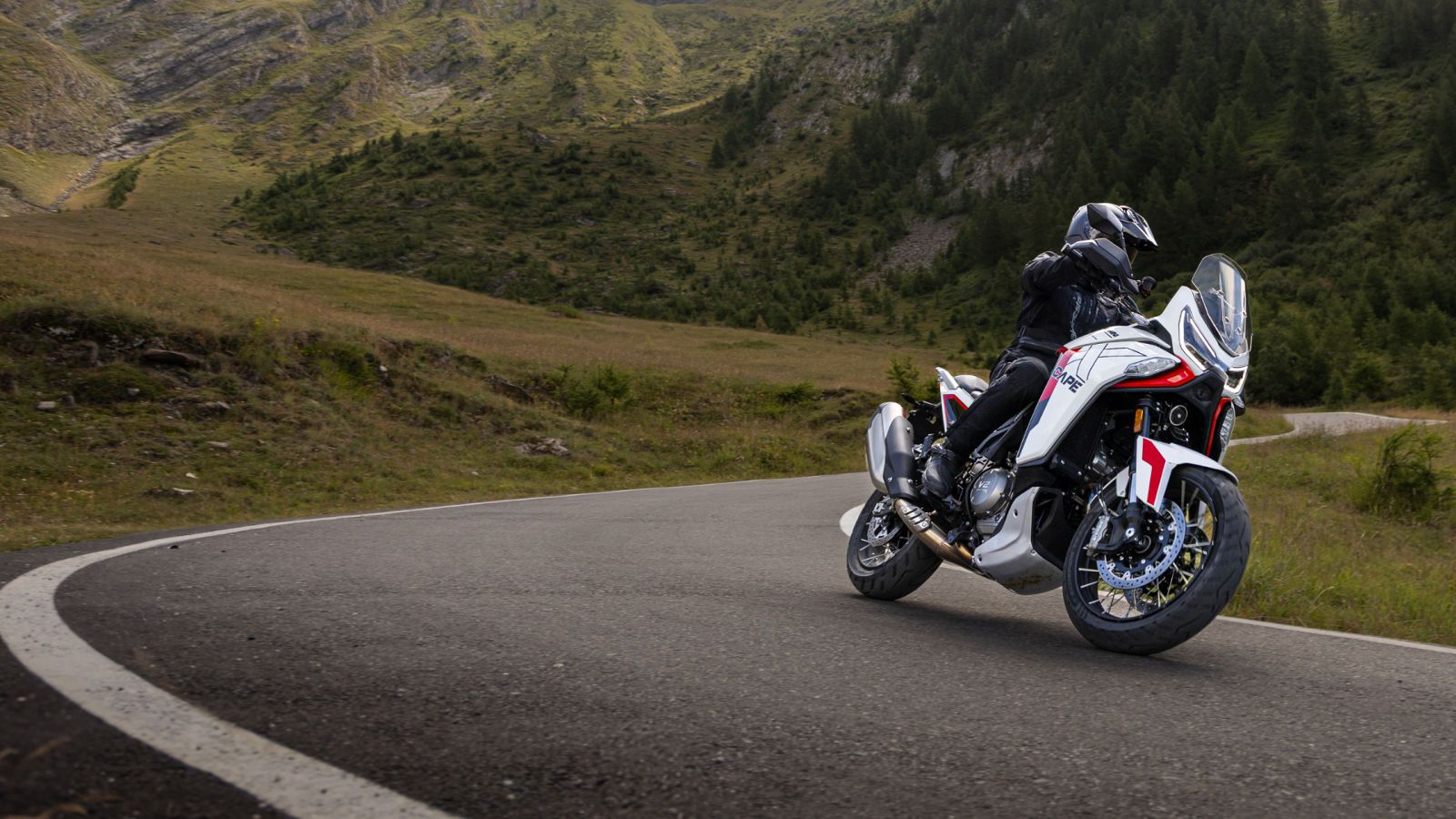  Για το 2025, δύο νέα μοντέλα ξεχωρίζουν στη γκάμα της: το X-Cape 700 και το X-Cape 1200, που καλύπτουν διαφορετικές ανάγκες των αναβατών adventure, α