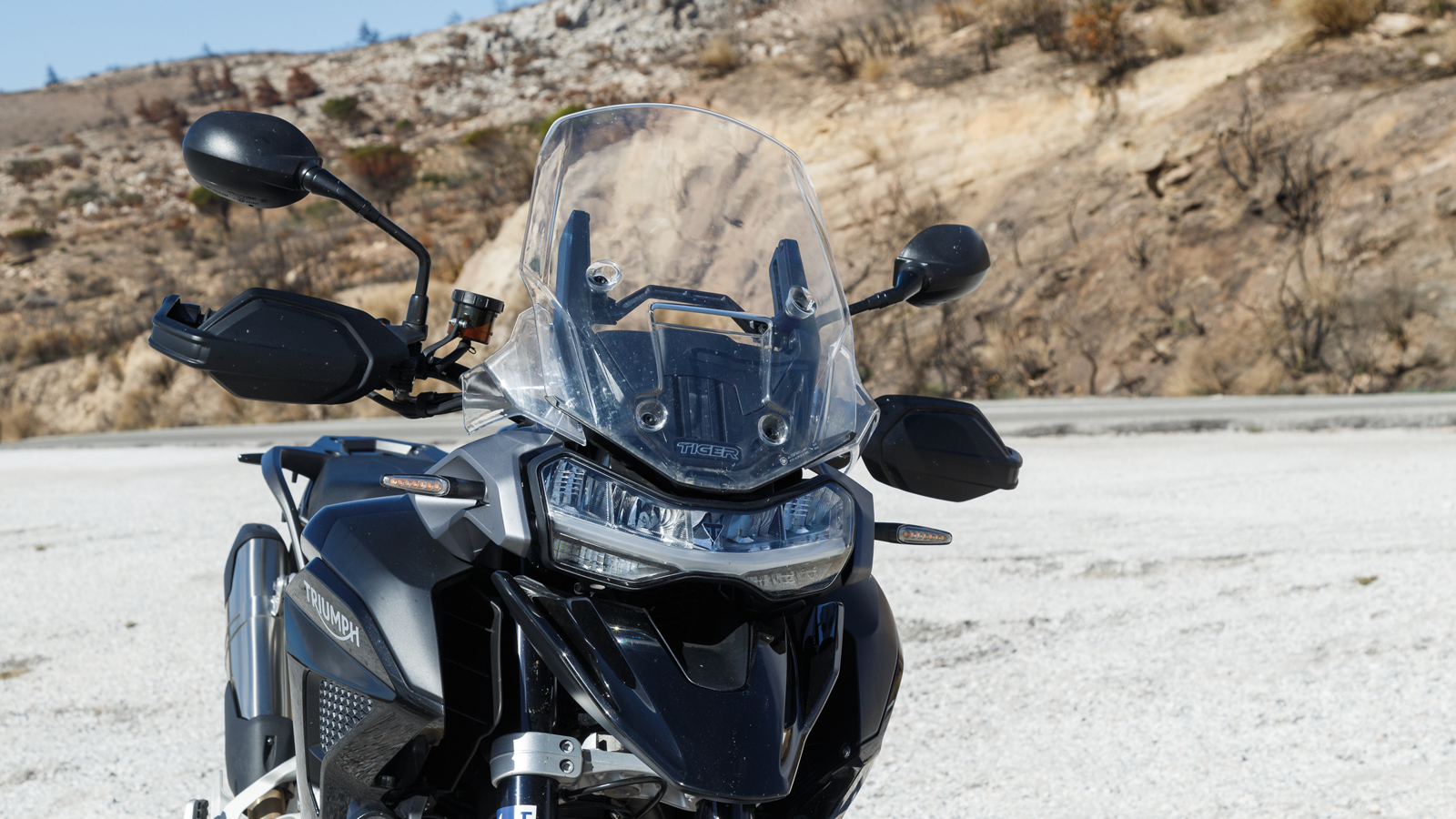 Στο εμπρός μέρος κυριαρχεί ο μεγάλος LED προβολέας με τα ενσωματωμένα φώτα ημέρας DRL και το επιβλητικό ράμφος.