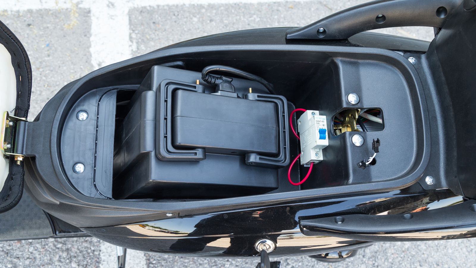 Μπαταρία κάτω από την σέλα.