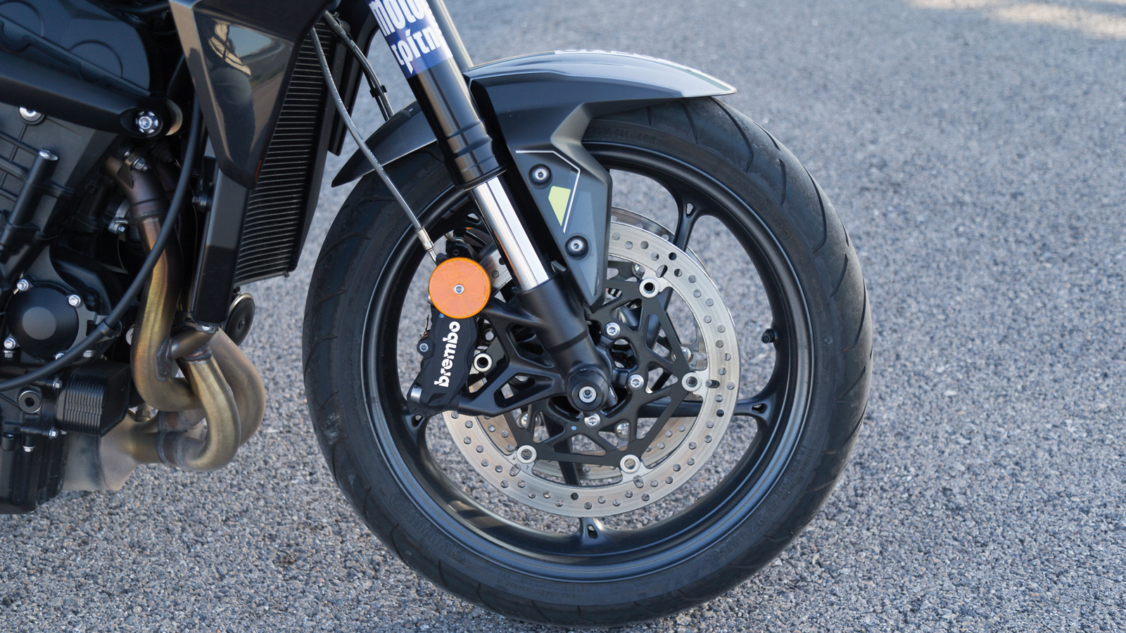 Ανεστραμμένο πιρούνι της Showa 41 χιλιοστών με λειτουργία Separate Function Fork Big Piston (SFF-BP).