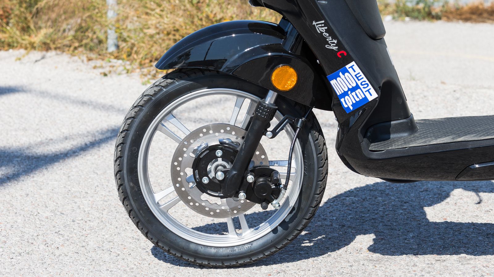 Και τα δύο διαθέτουν δισκόφρενα εμπρός και πίσω, εξασφαλίζοντας ένα αξιόπιστο φρενάρισμα, ενώ ο φωτισμός LED προσφέρει καλή ορατότητα και μοντέρνα εμφ