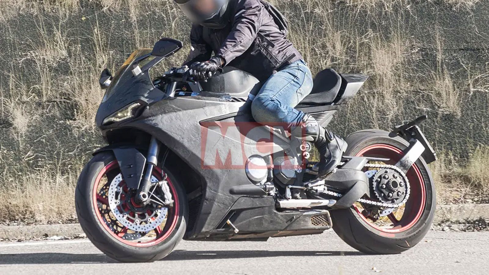 Το νέο μοντέλο φέρει πιο αιχμηρές γραμμές, με διπλά LED φώτα εμπρός, δυναμικό προφίλ στη μέση και κοντή μονή σέλα πίσω, θυμίζοντας αισθητικά τη σειρά 