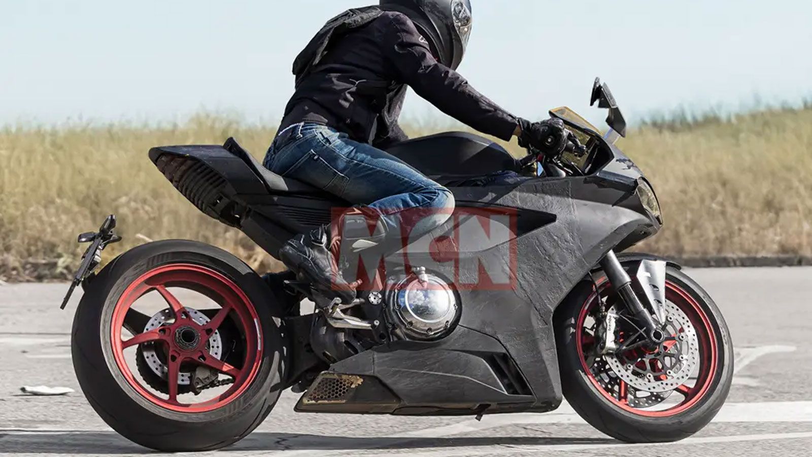 Τα φρέσκα spyshots δείχνουν για πρώτη φορά καθαρά τη νέα μοτοσυκλέτα, η οποία απομακρύνεται εμφανώς από τη σχεδίαση του πρόσφατα καταργημένου V4SV.