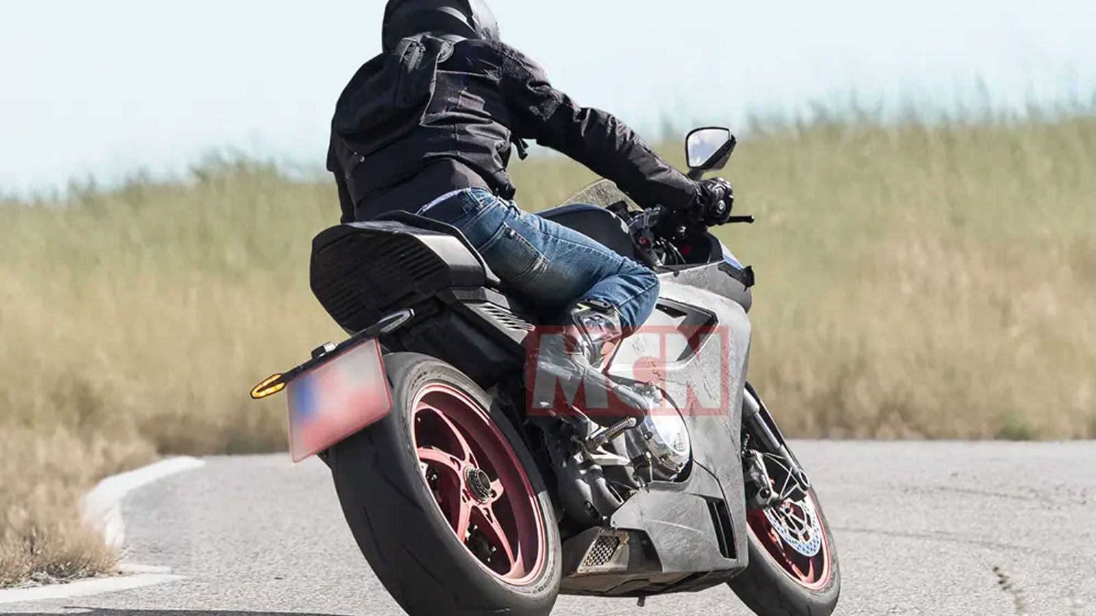 Το μονόμπρατσο ψαλίδι αφήνει εκτεθειμένους τους σφυρήλατους τροχούς OZ Racing, σε έντονο κόκκινο χρώμα, που παραπέμπουν στο αγωνιστικό DNA της Norton.