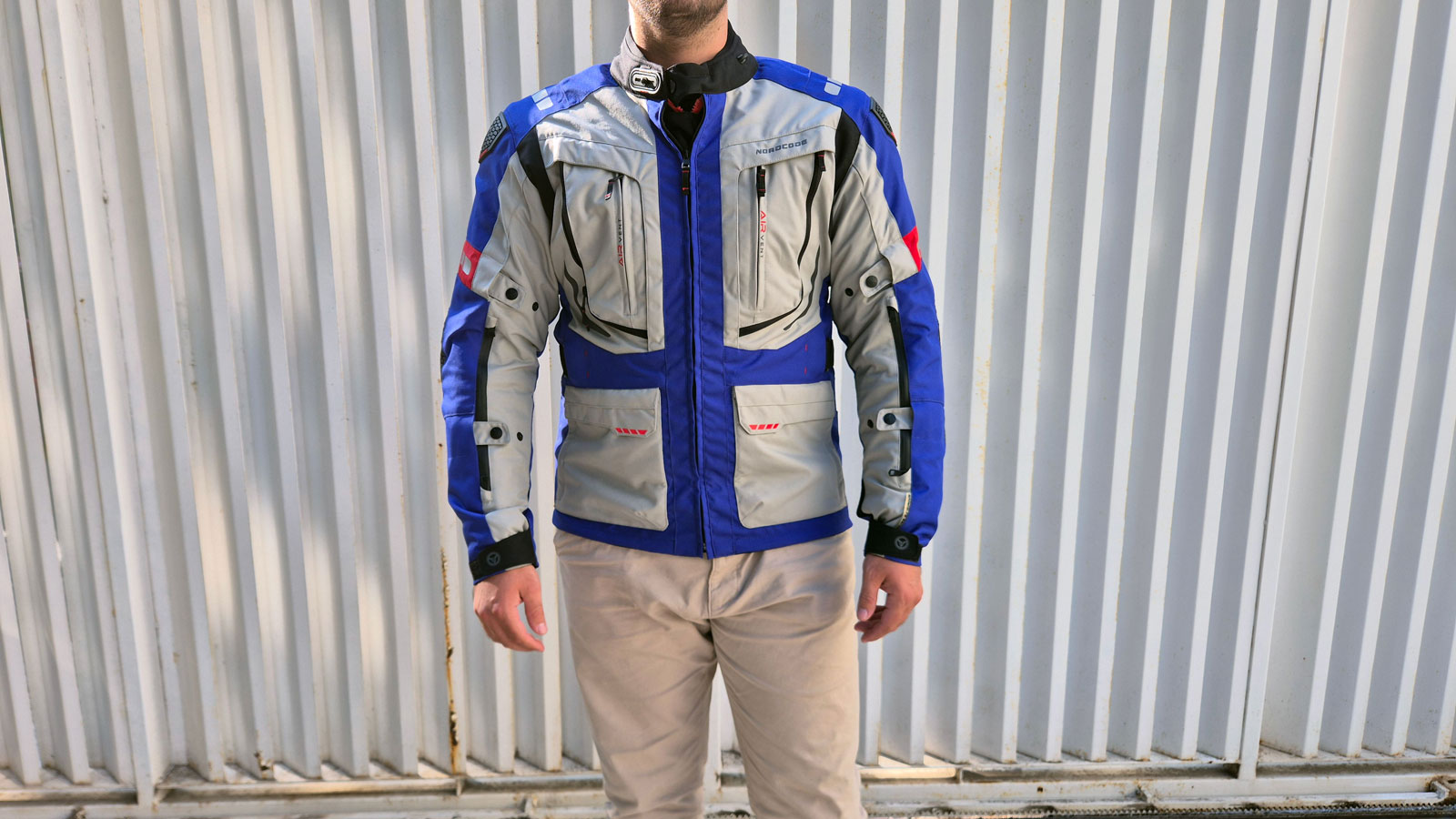 Το Nordcode Dakar Evo II στα μόλις 210 ευρώ, είναι ένα ποιοτικό μπουφάν 4 εποχών που θα καλύψει την κάθε σου ανάγκη και θα σε συνοδεύσει στο ταξίδι αξ