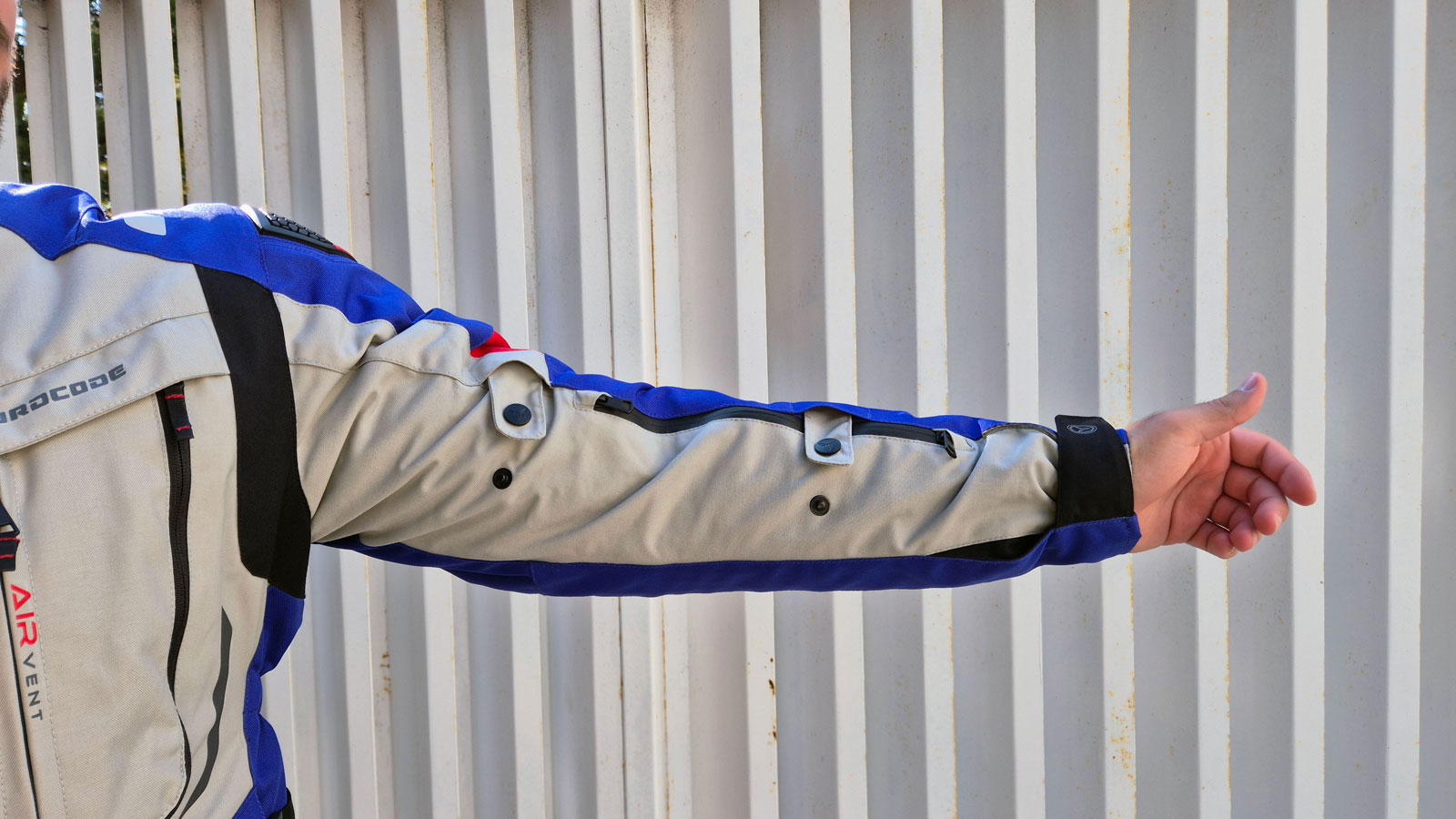 Στο μανίκι του Nordcode Dakar Evo II, θα βρεις δύο ελαστικούς παρακαλώ, ρυθμιστικούς ιμάντες με κουμπιά.