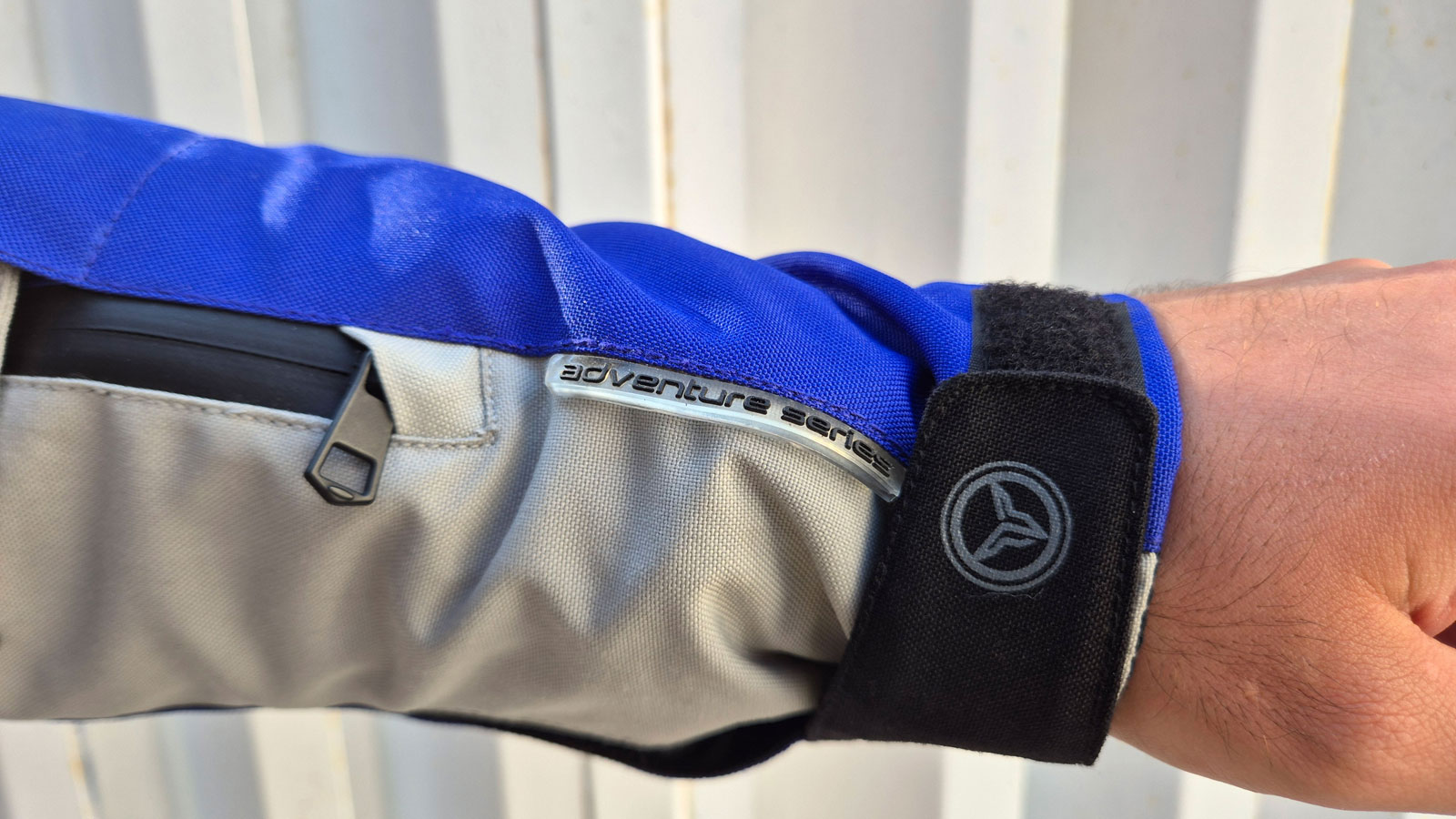 Για το κλείσιμο στις μανσέτες του Nordcode Dakar Evo II υπάρχει μία λωρίδα Velcro. 